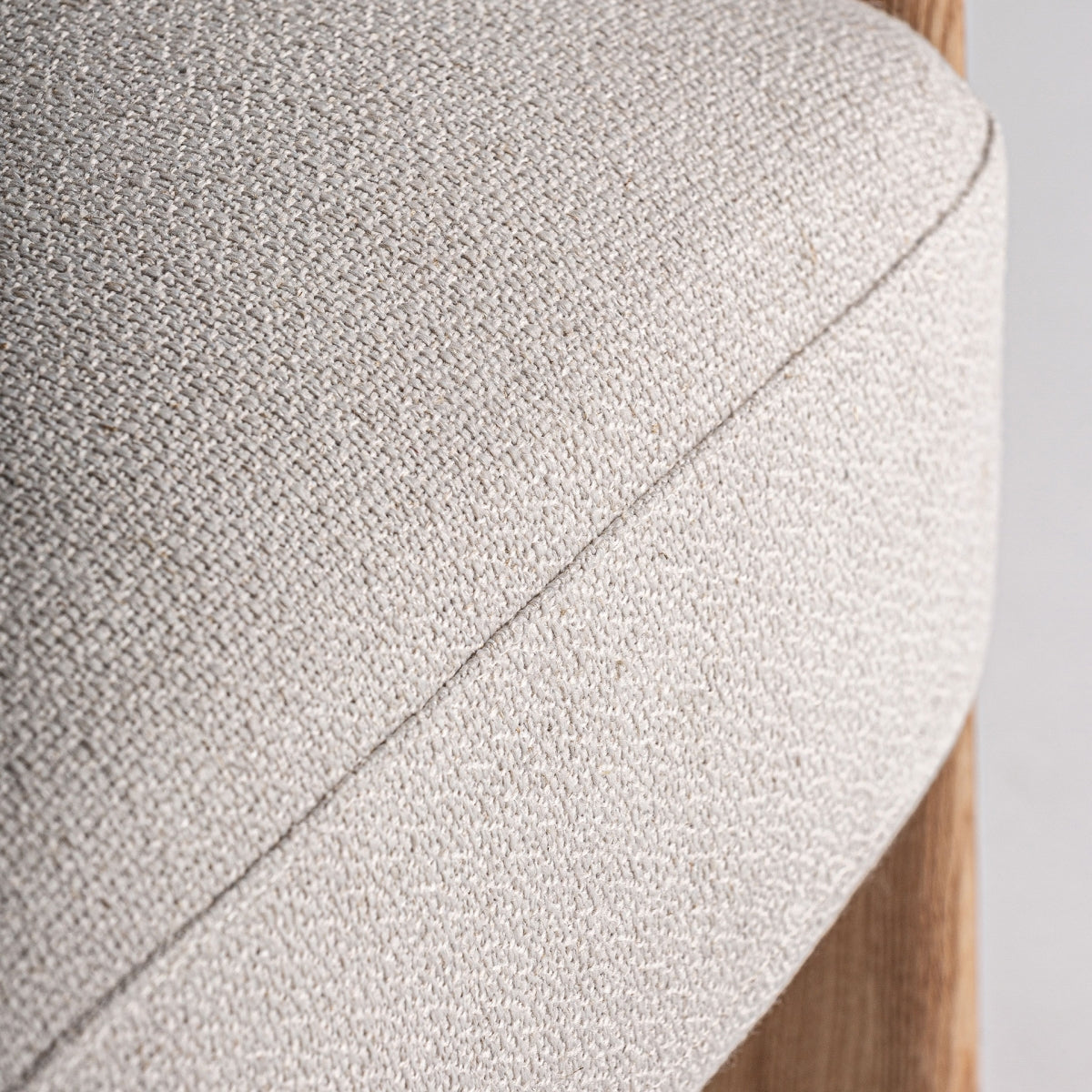 Silla tapizada con respaldo curvo.