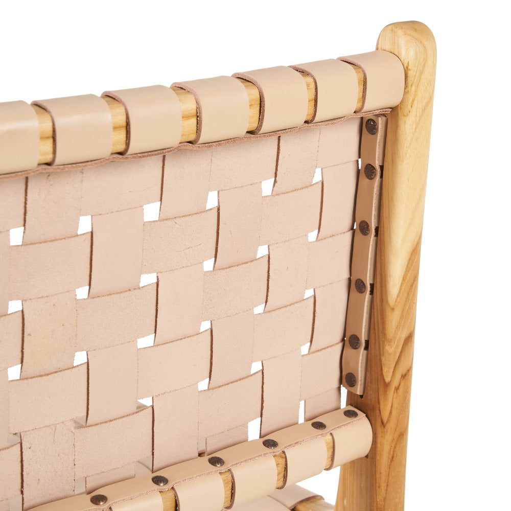 Silla de madera de teca y piel beige
