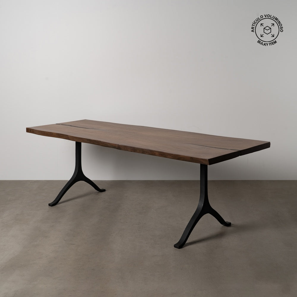Mesa de comedor de madera de suar y patas de hierro