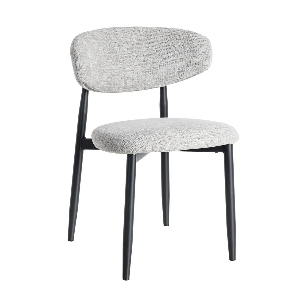 Silla tapizada gris con estructura metálica