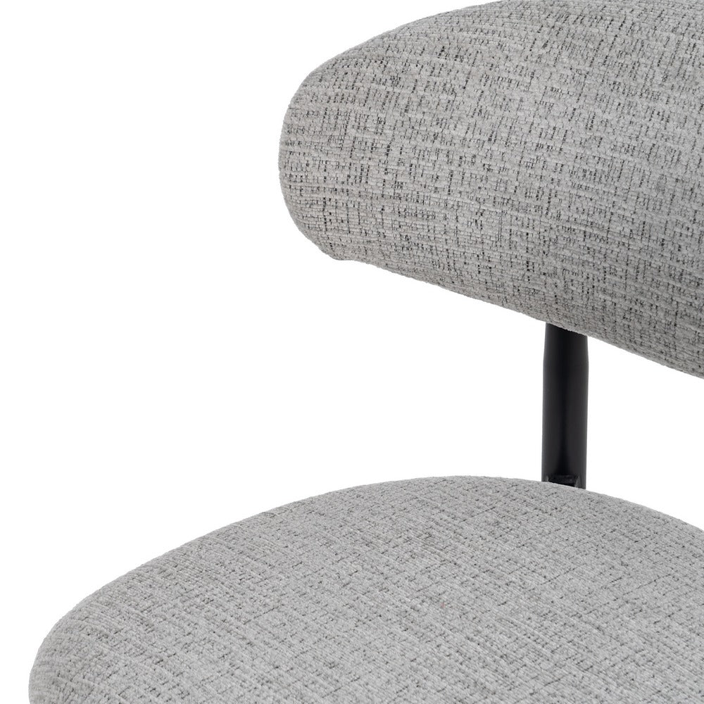 Silla tapizada gris con estructura metálica