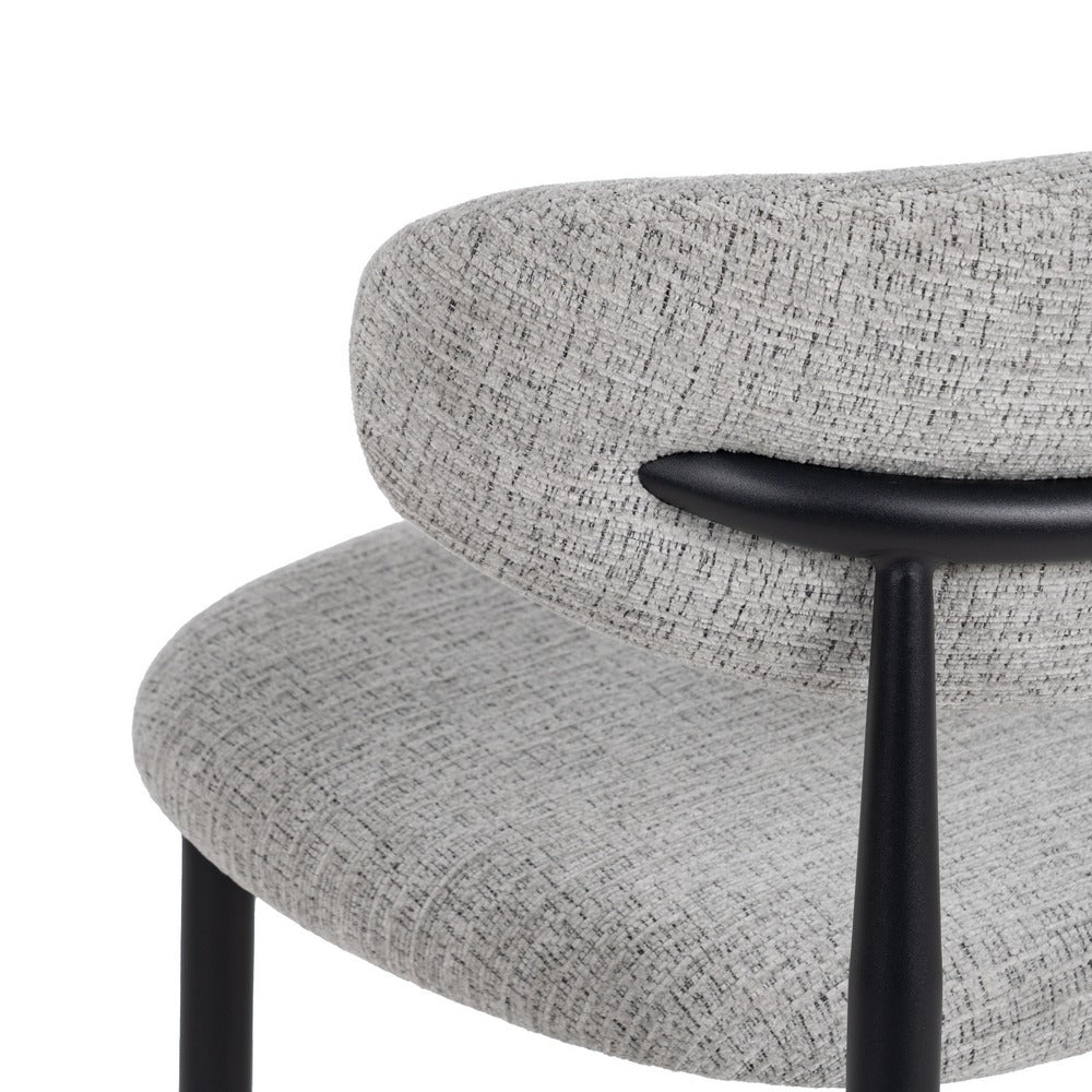 Silla tapizada gris con estructura metálica