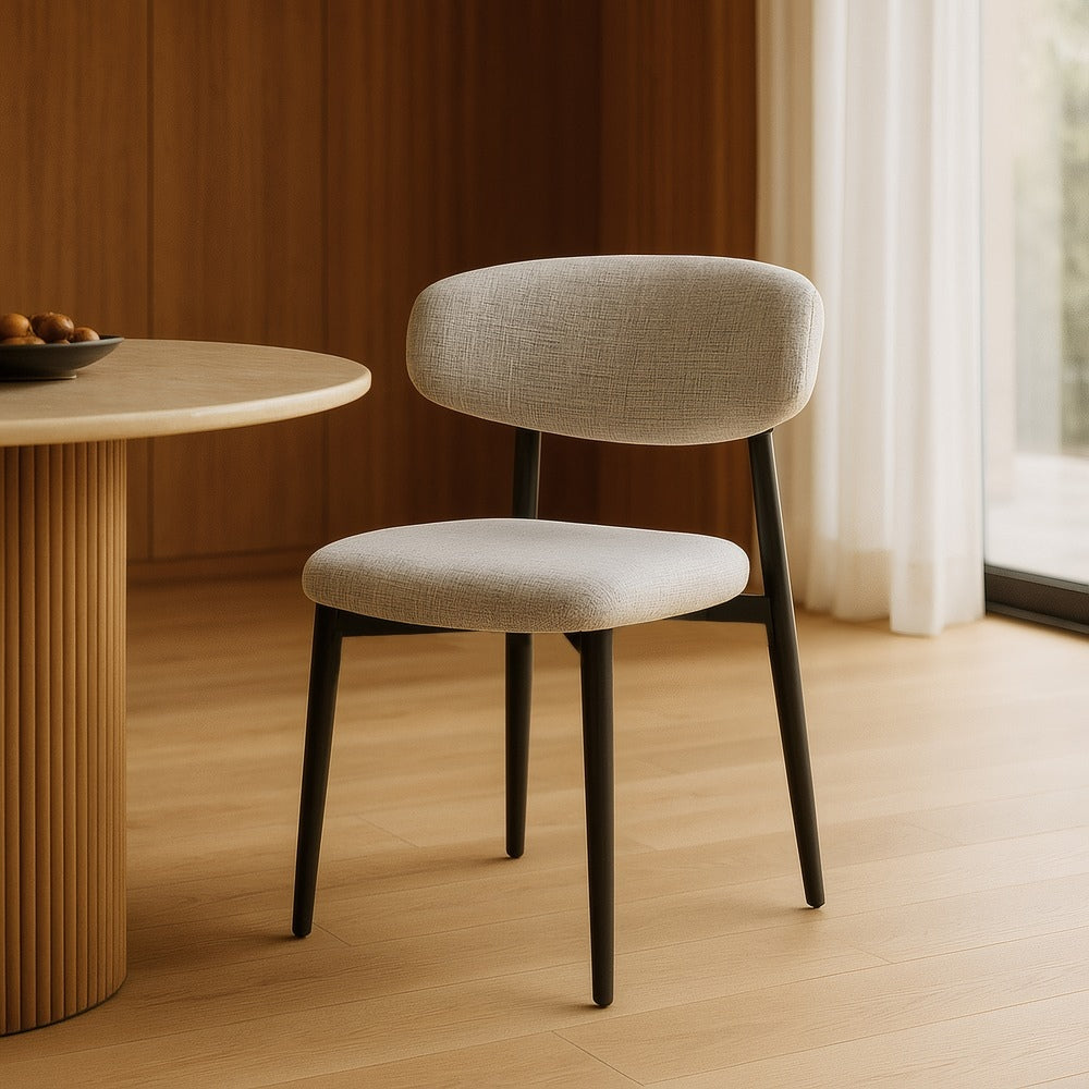 Silla tapizada gris con estructura metálica