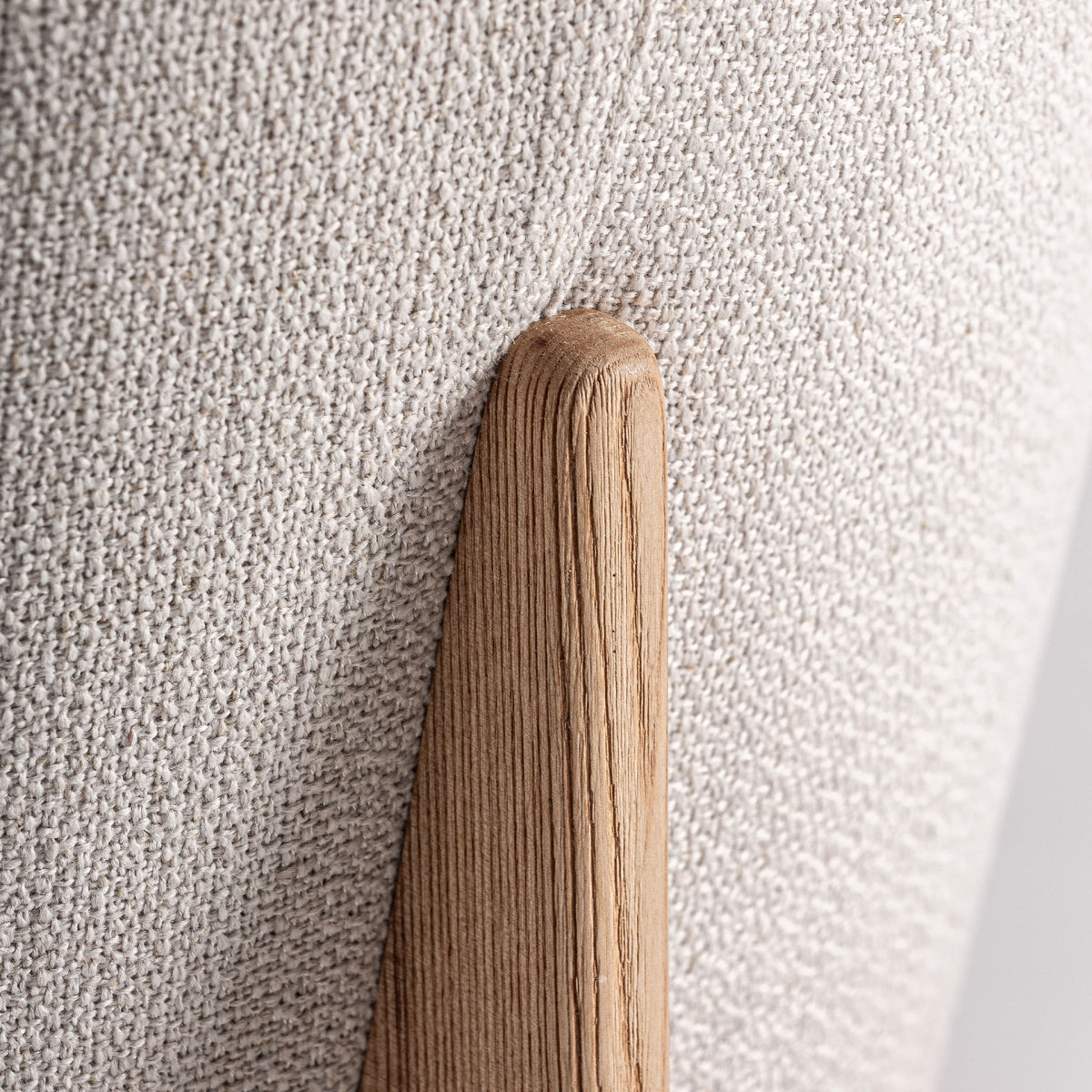 Silla tapizada con respaldo curvo.