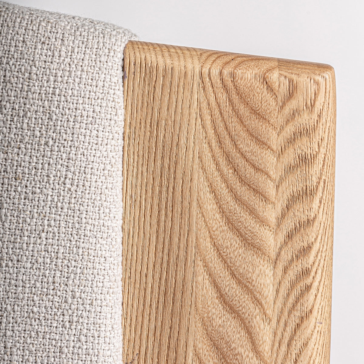 Silla tapizada con respaldo curvo.