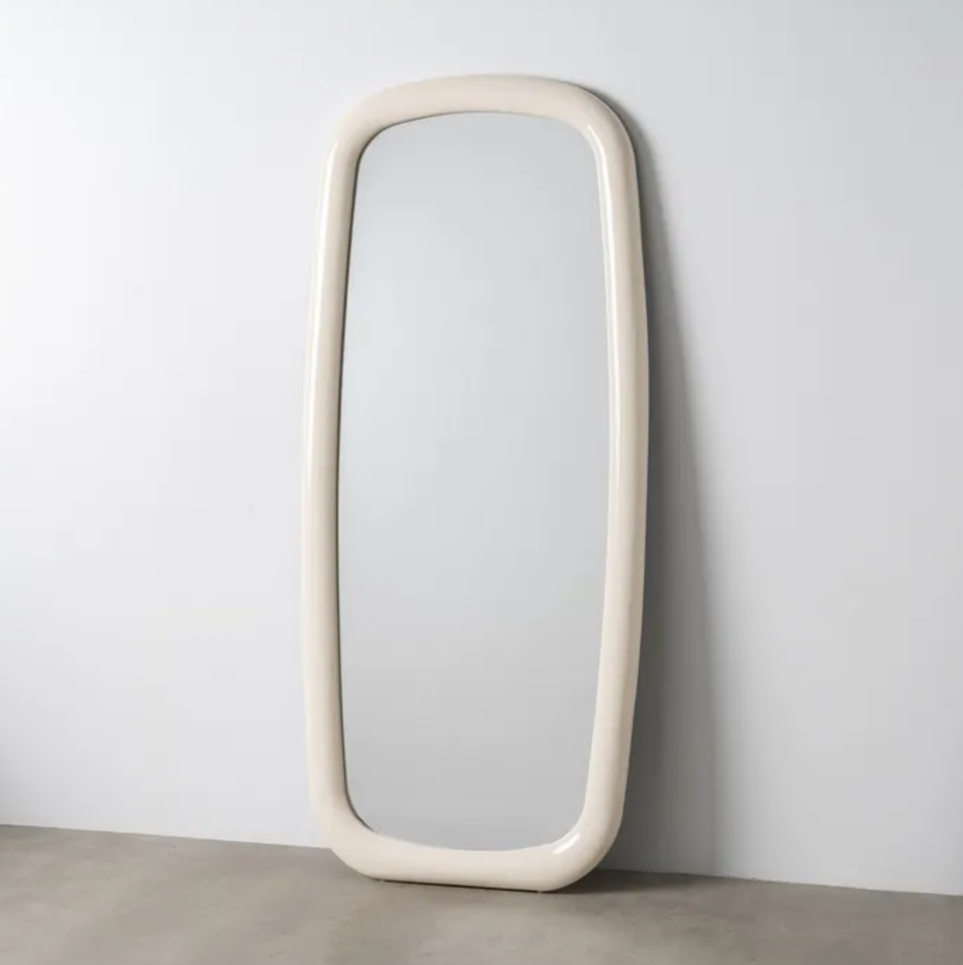 Espejo lacado en crema – 180 cm