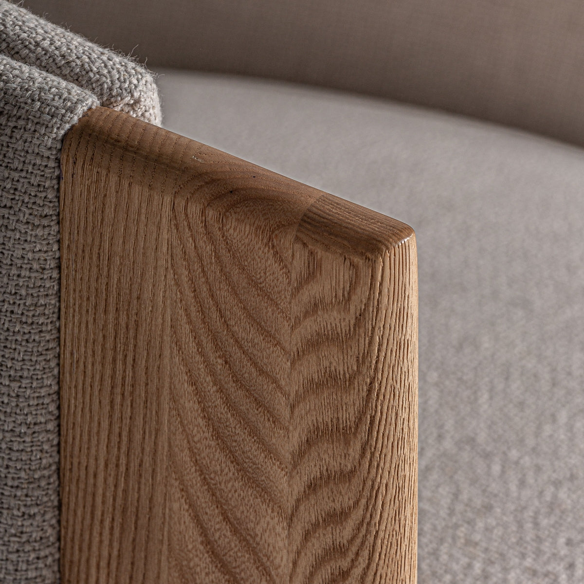 Silla tapizada con respaldo curvo.