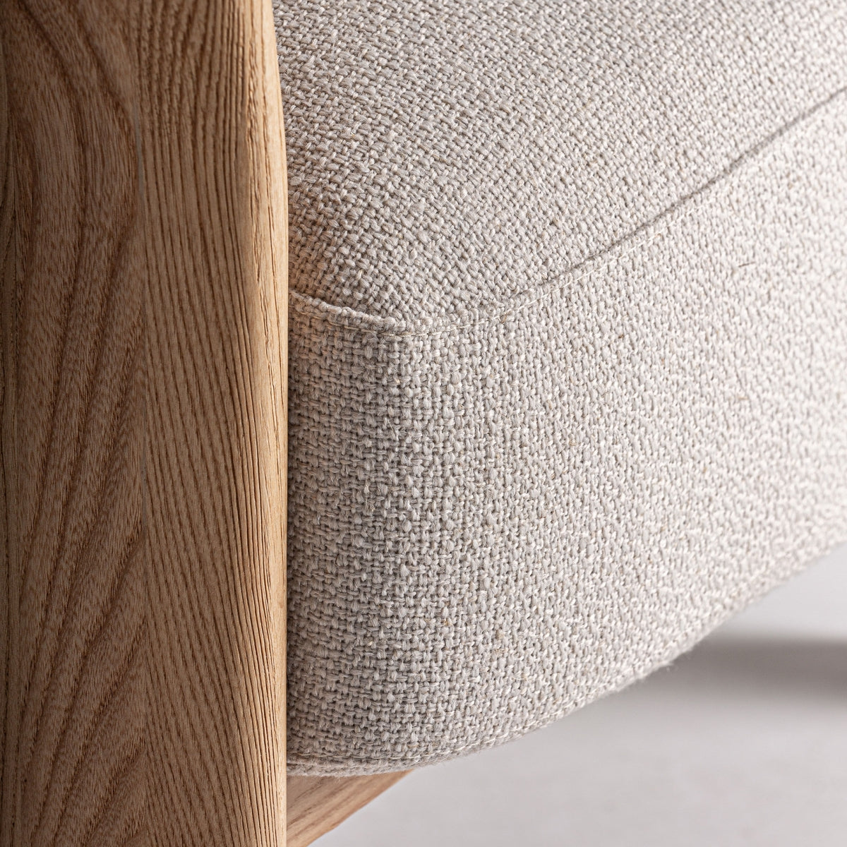 Silla tapizada con respaldo curvo.