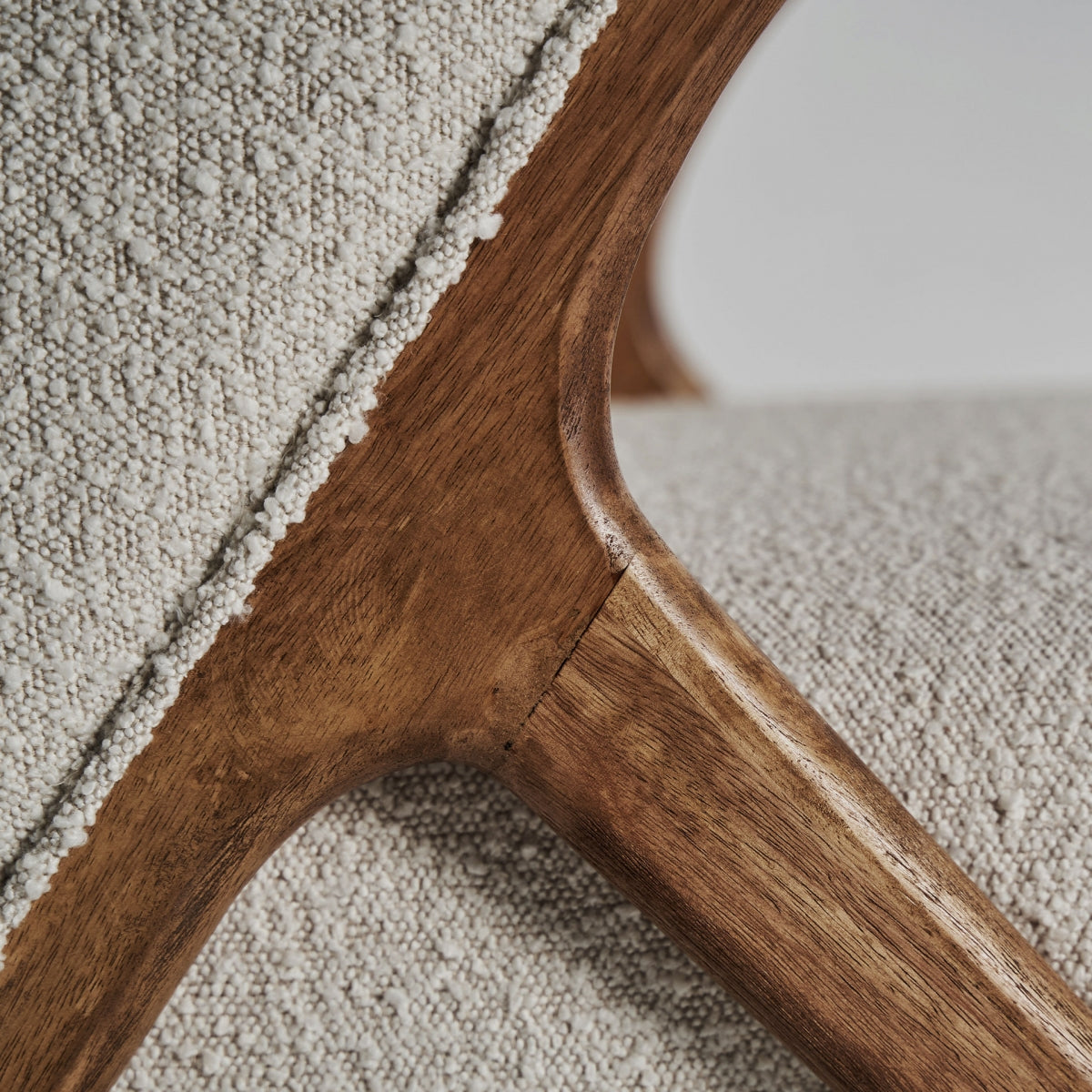 Butaca madera de pino / BOUCLé
