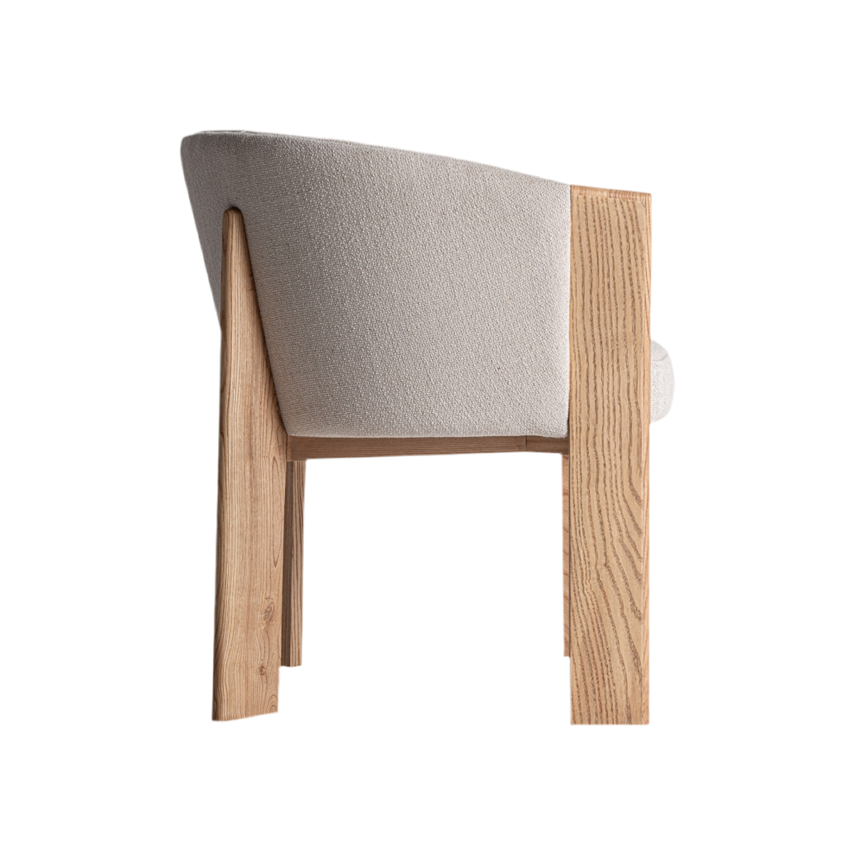 Silla tapizada con respaldo curvo.