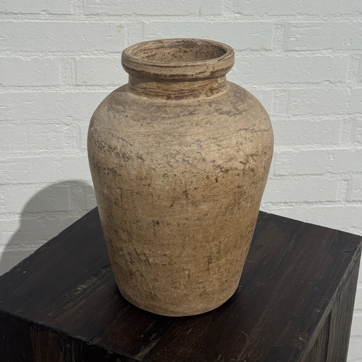 Vasija de cerámica artesanal en tono natural envejecido | Vasija decorativa de estilo orgánico