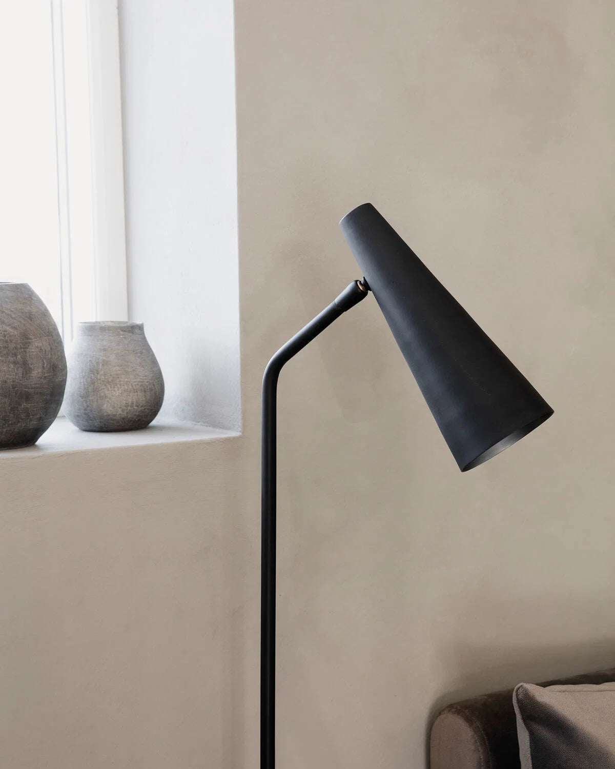 Lámpara de pie en metal negro.