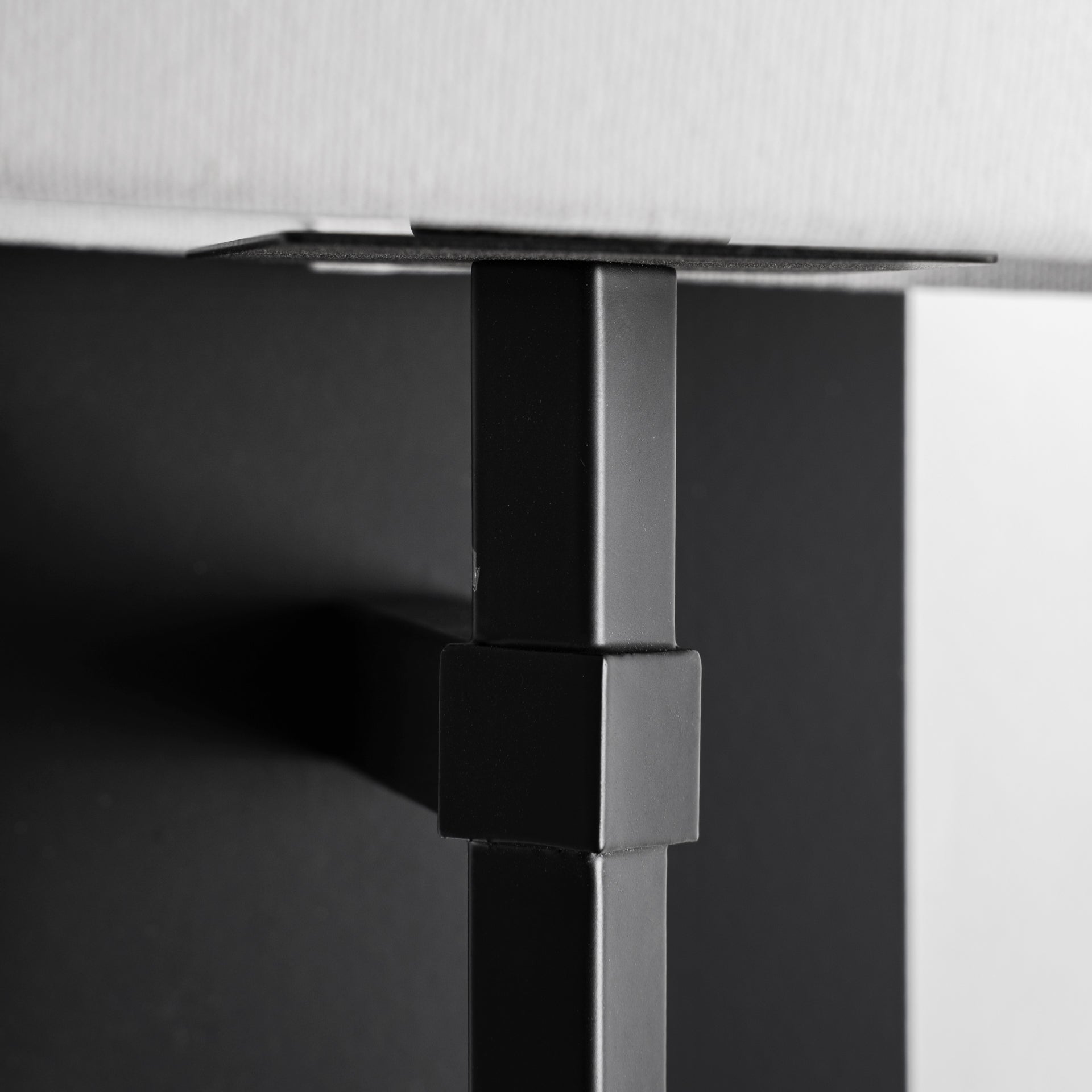 Aplique de pared en acero negro y pantalla blanca