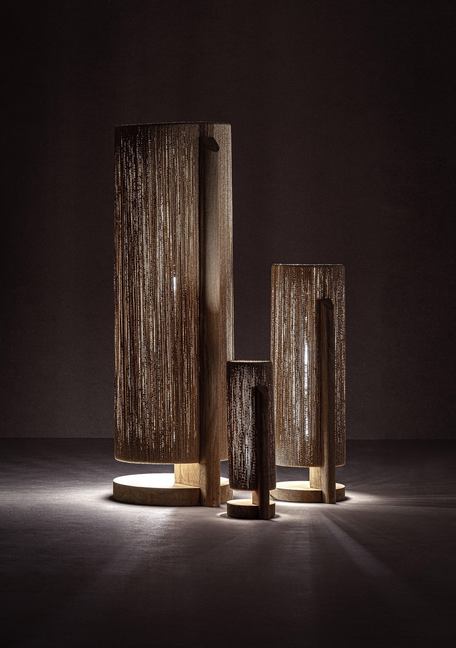 Lámpara de pie de madera de mango y rafia