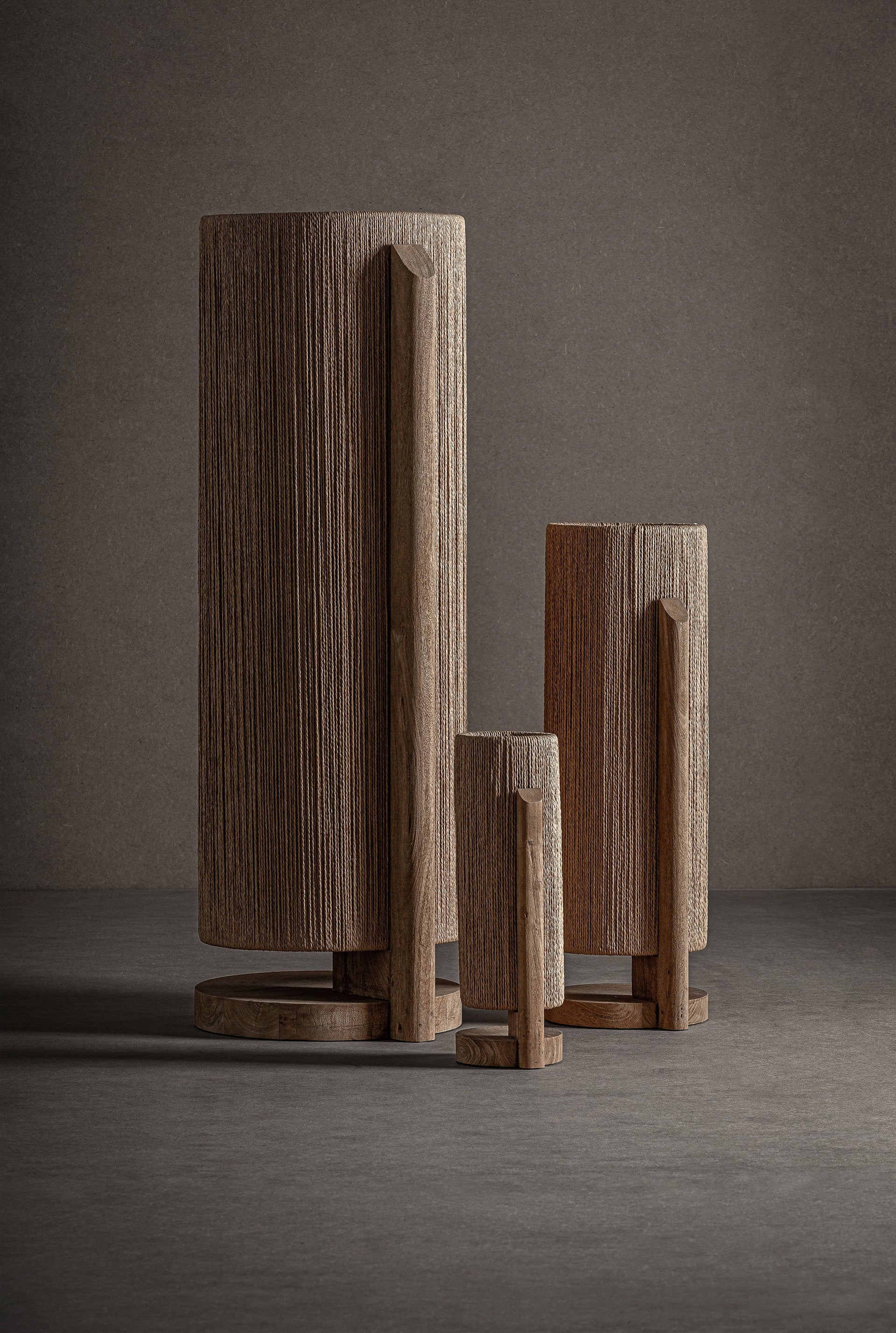 Lámpara de pie de madera de mango y rafia