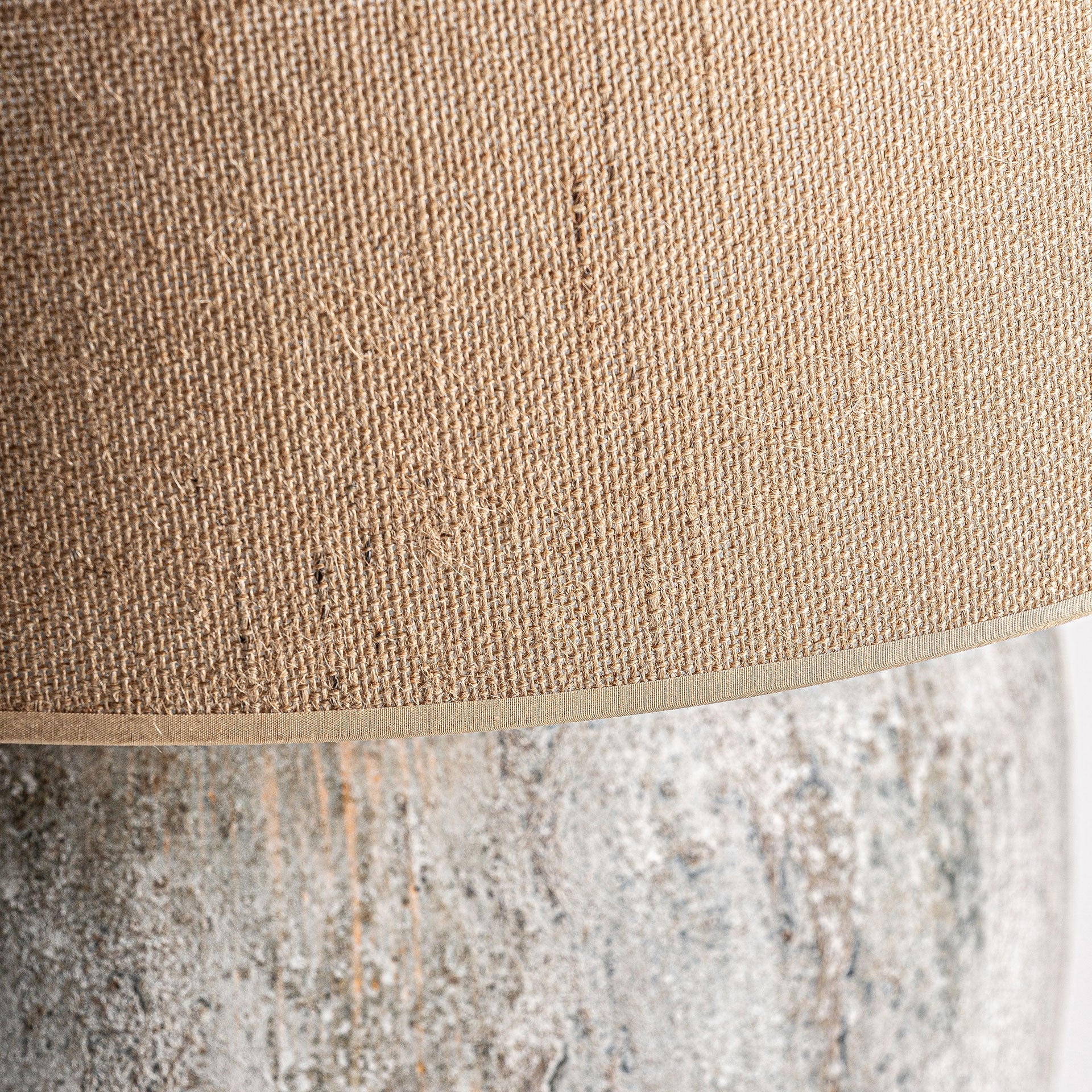 Lámpara de sobremesa de cemento y yute