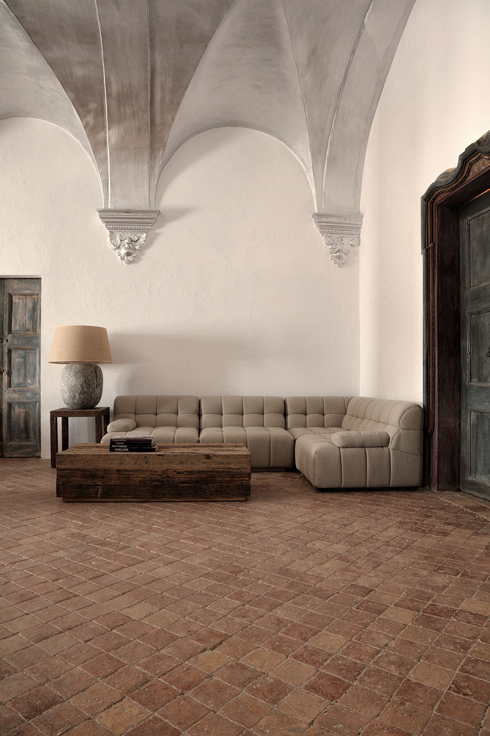 Lámpara de sobremesa de cemento y yute