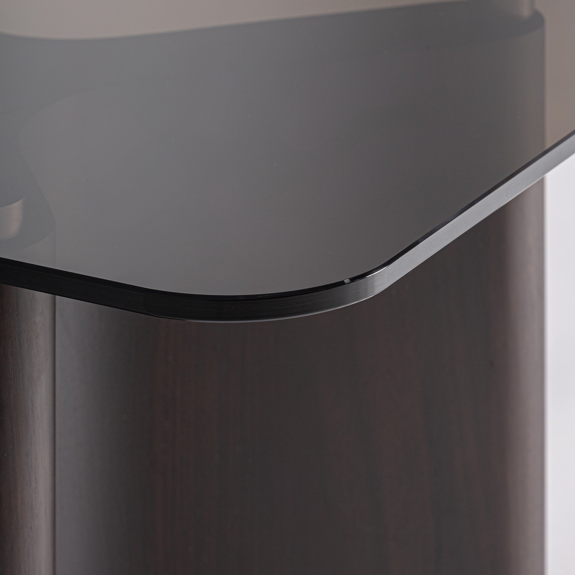 Mesa auxiliar de madera y cristal