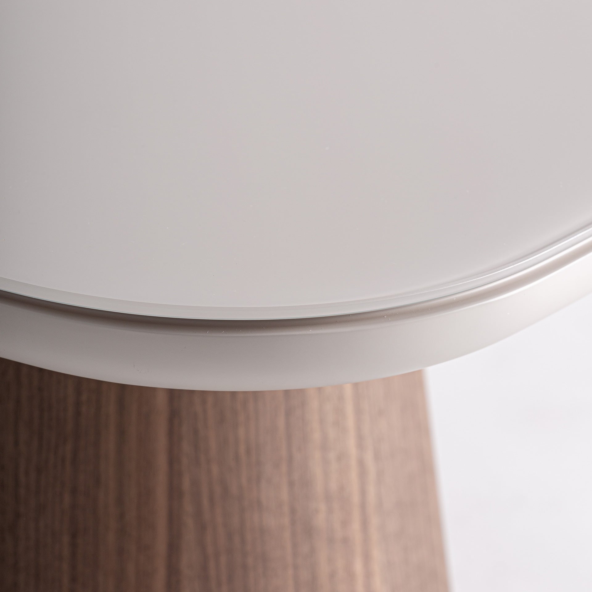 Mesa auxiliar de madera de fresno y cristal templado