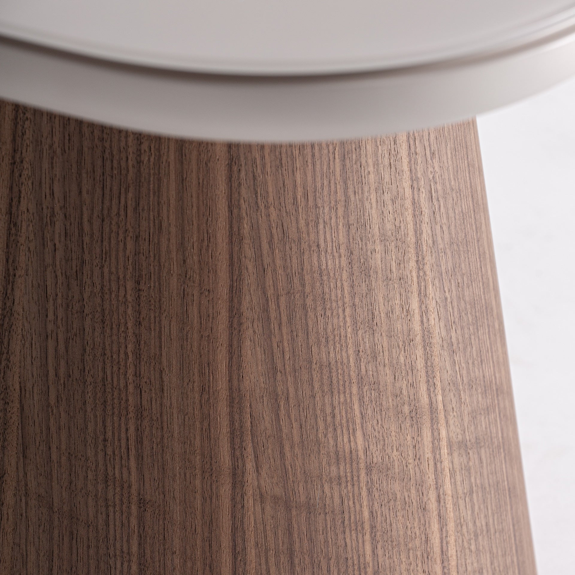 Mesa auxiliar de madera de fresno y cristal templado