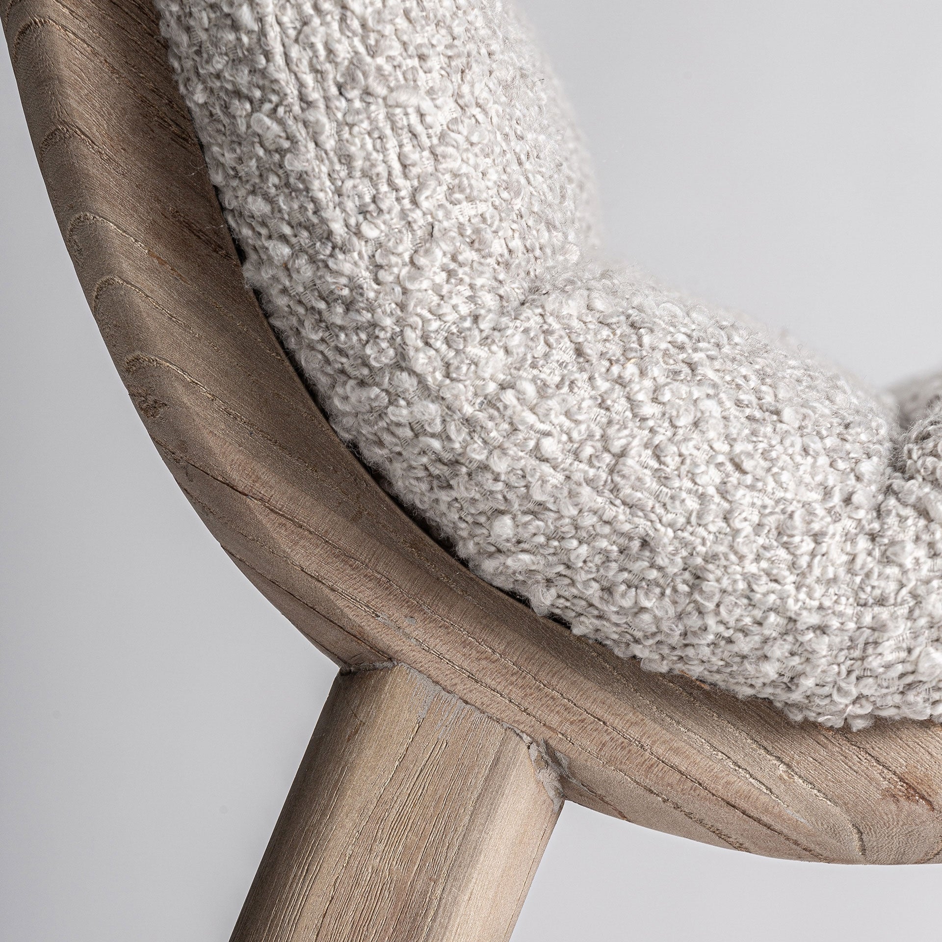 Silla de madera de olmo y tapizado beige