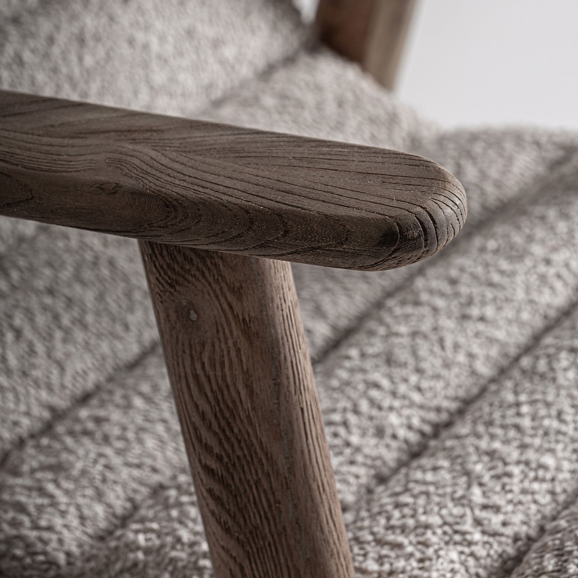 Silla de madera de olmo y tapizado beige