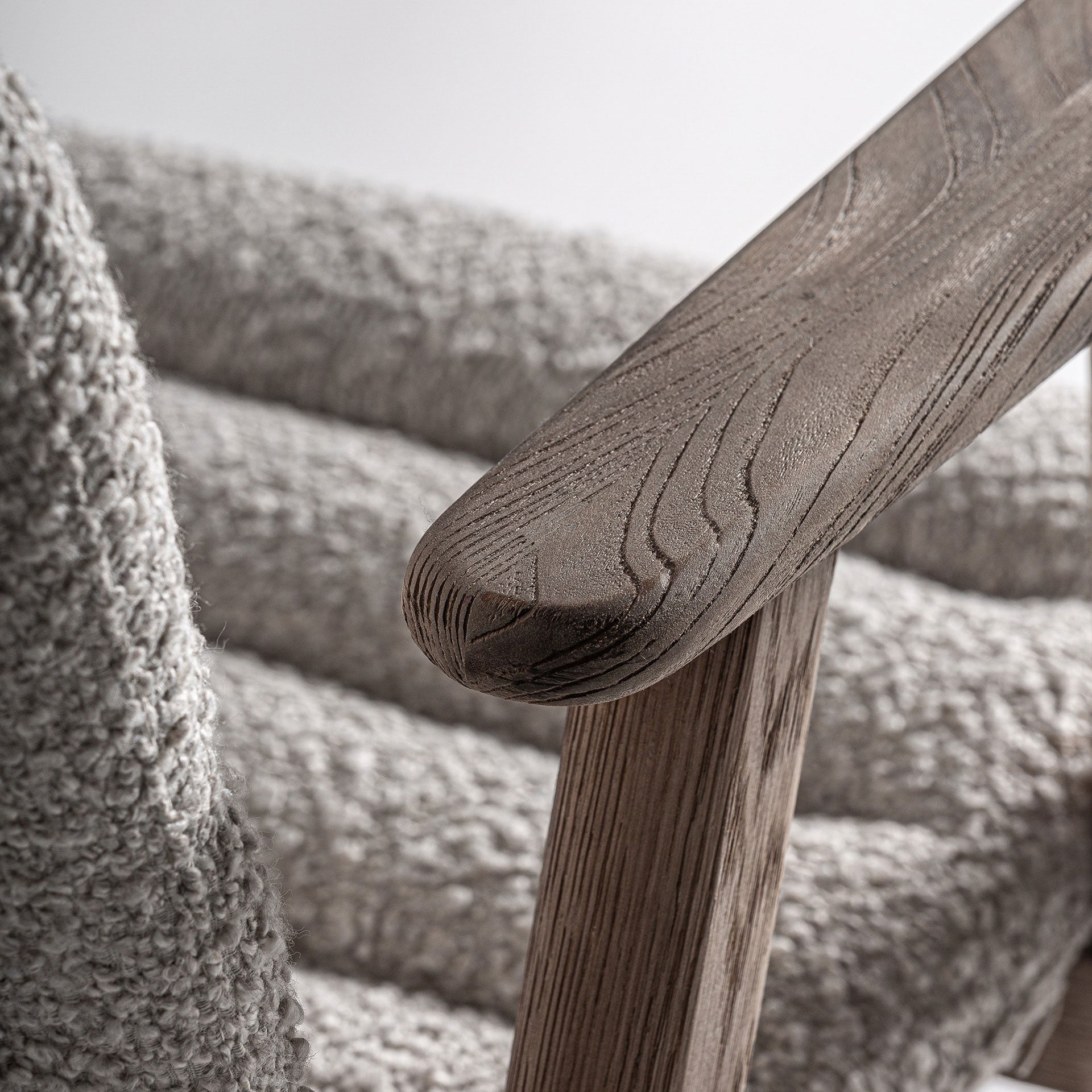 Silla de madera de olmo y tapizado beige