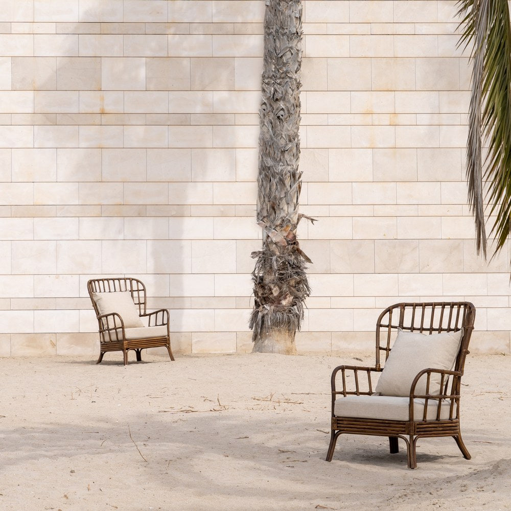 Sillón de ratán natural con cojines beige