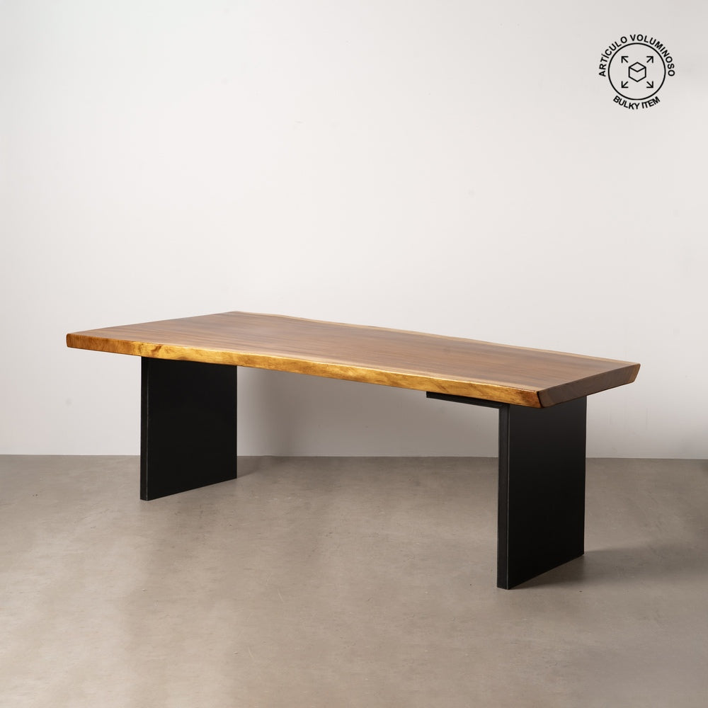 Mesa de comedor de madera de suar natural y patas de hierro