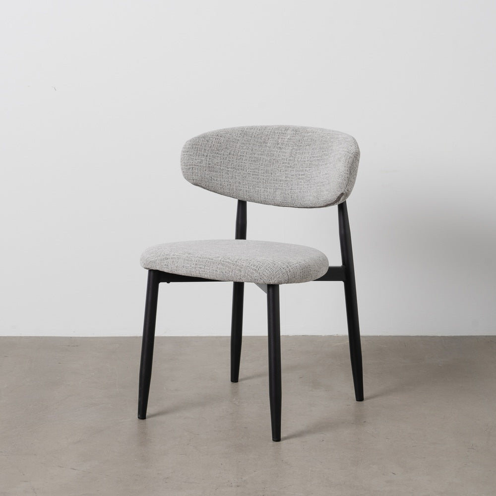Silla tapizada gris con estructura metálica