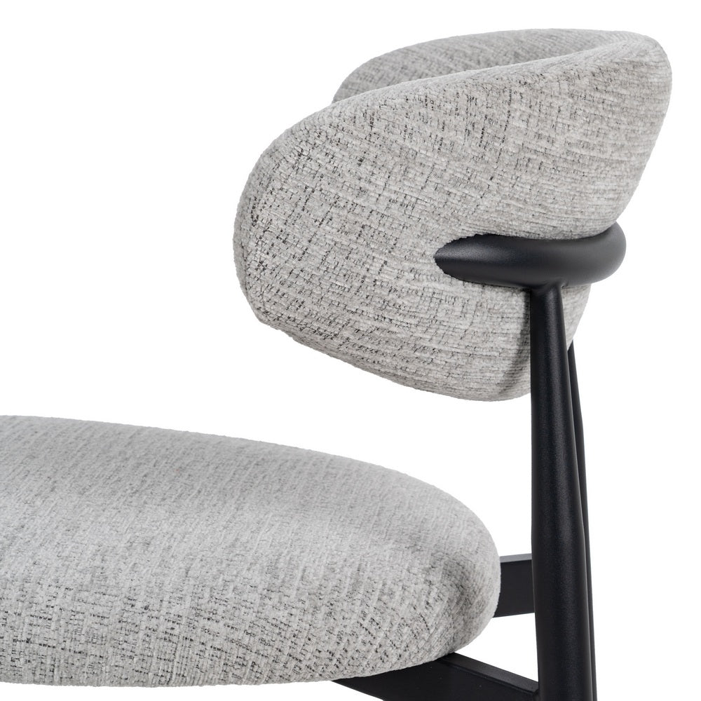 Silla tapizada gris con estructura metálica