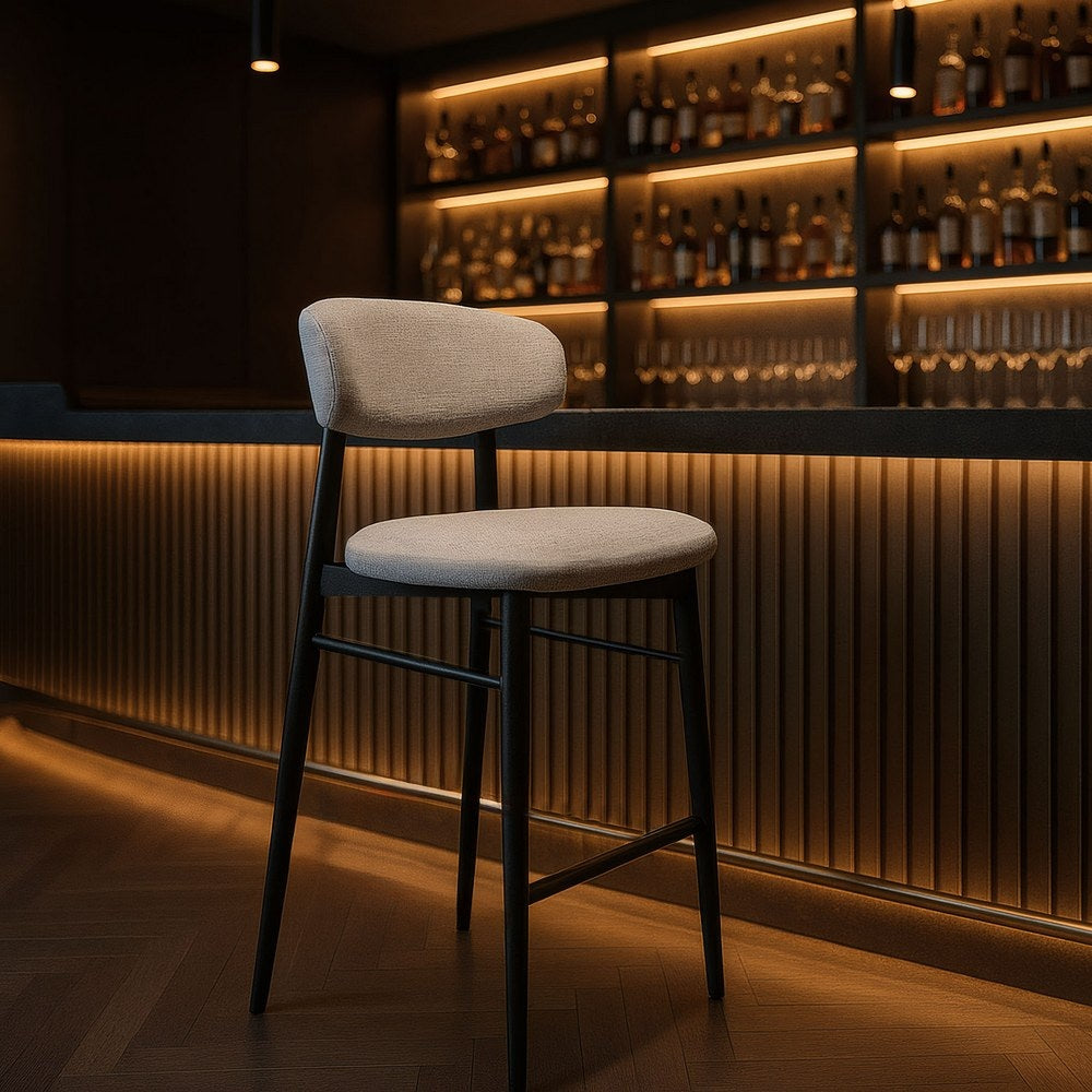 Taburete tapizado gris con estructura metálica