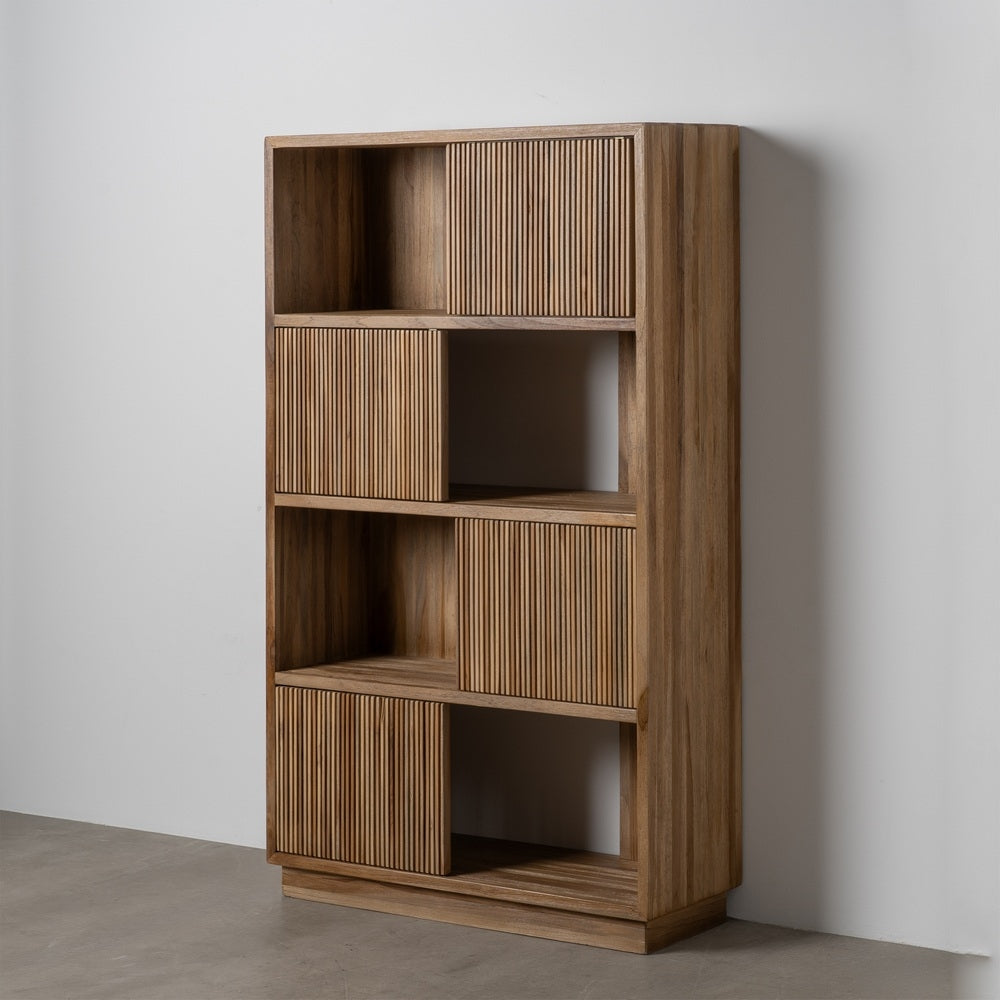 Estantería de madera con puertas correderas acanaladas