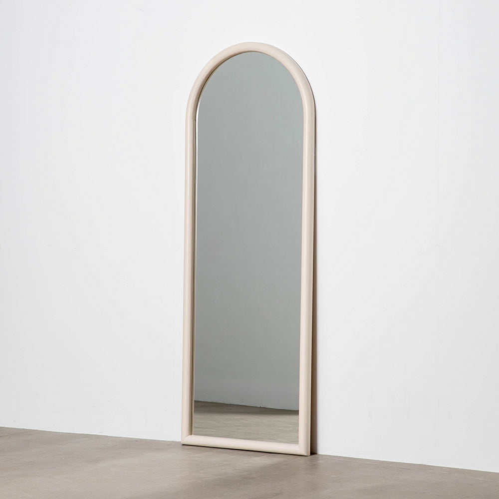 Espejo de pie arqueado con marco en tono beige