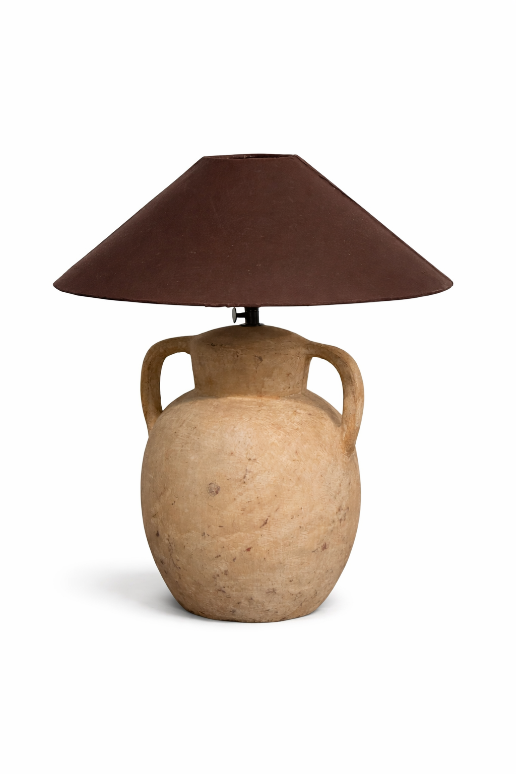 Lámpara de mesa artesanal con base de cerámica envejecida.