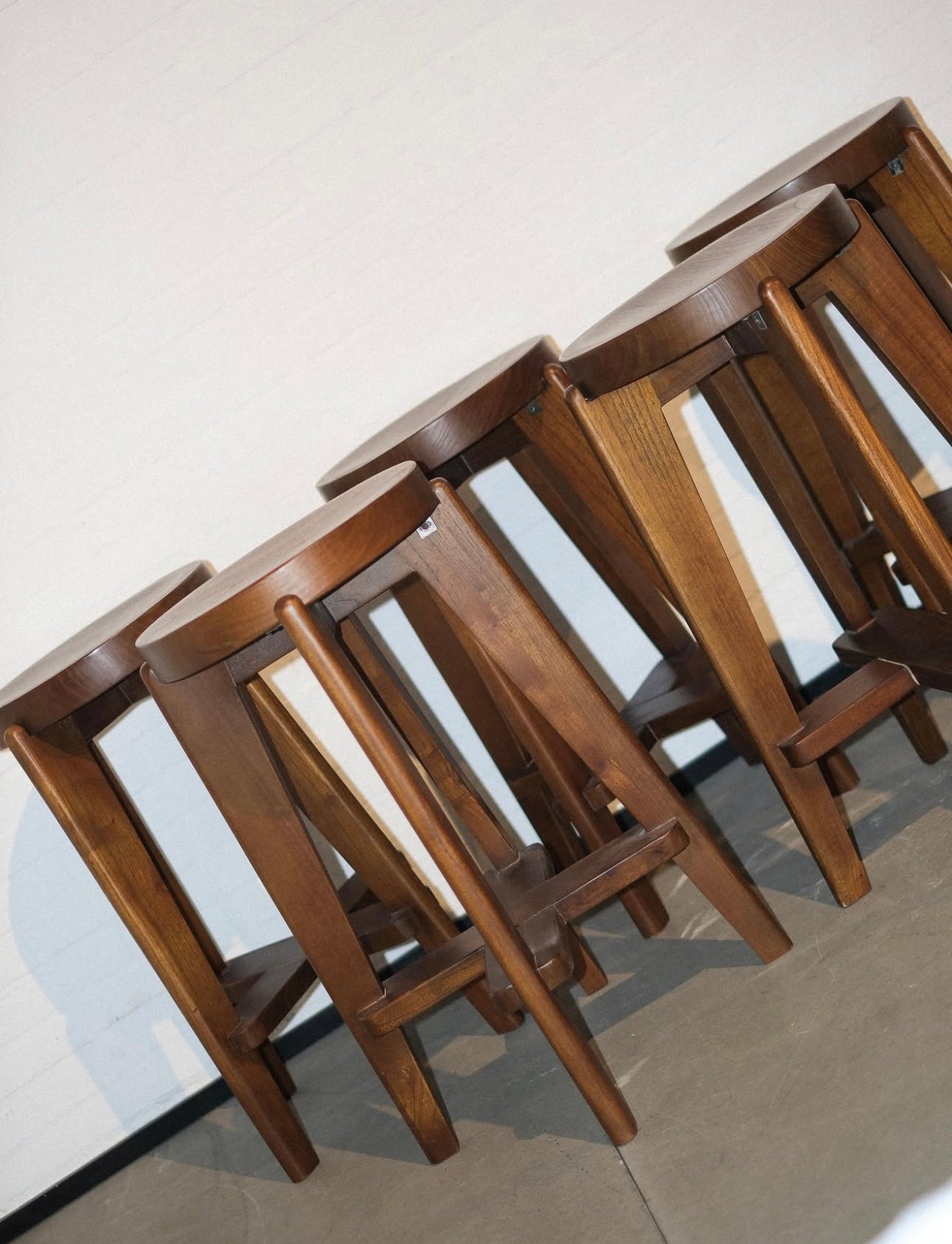 Taburete de nogal — Reedición Pierre Jeanneret