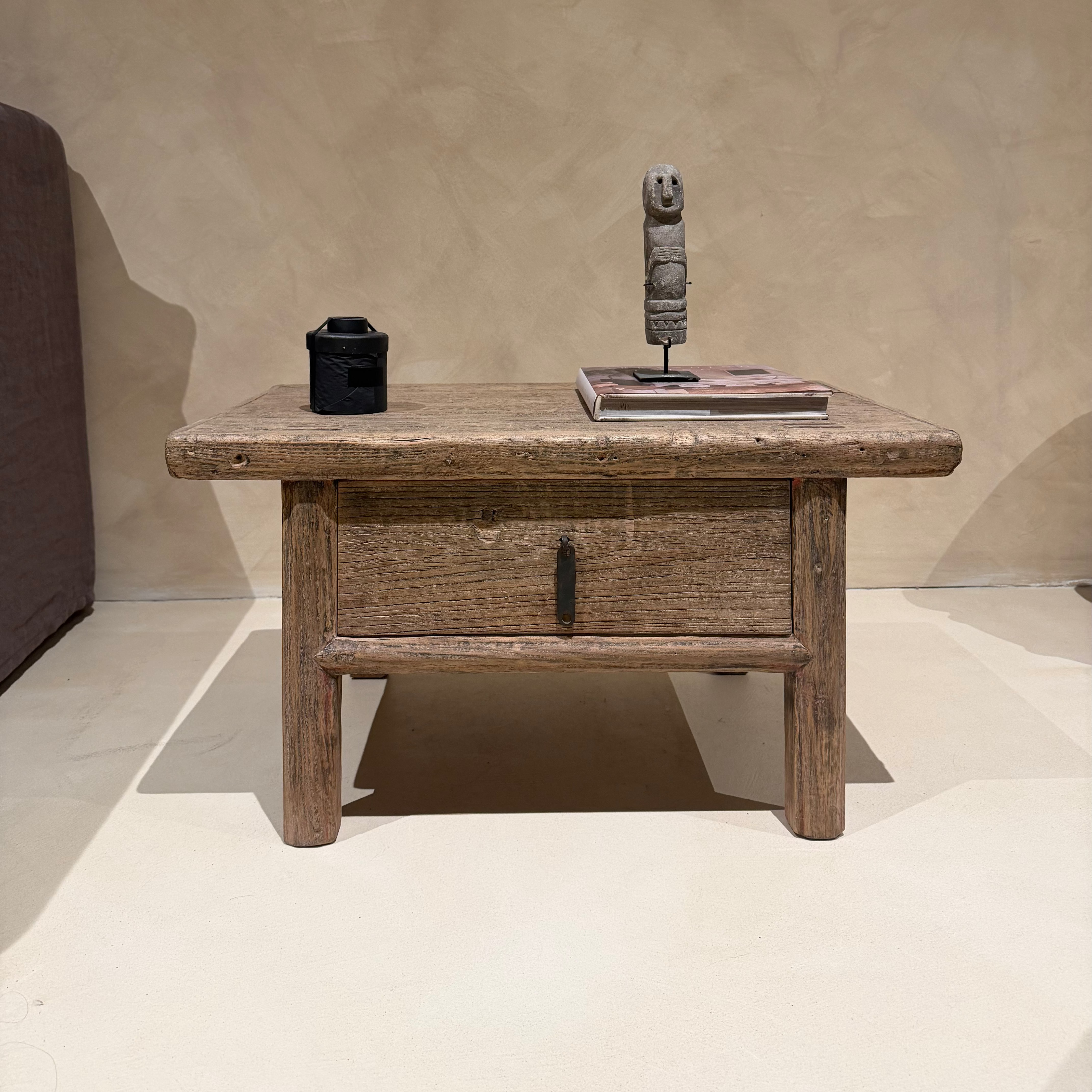 Mesita de noche antigua de madera de olmo