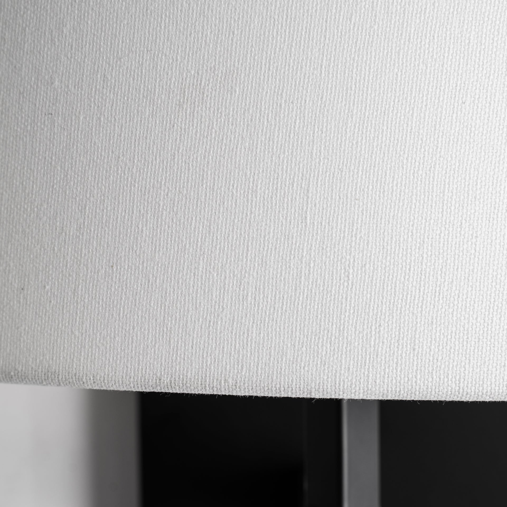 Aplique de pared en acero negro y pantalla blanca