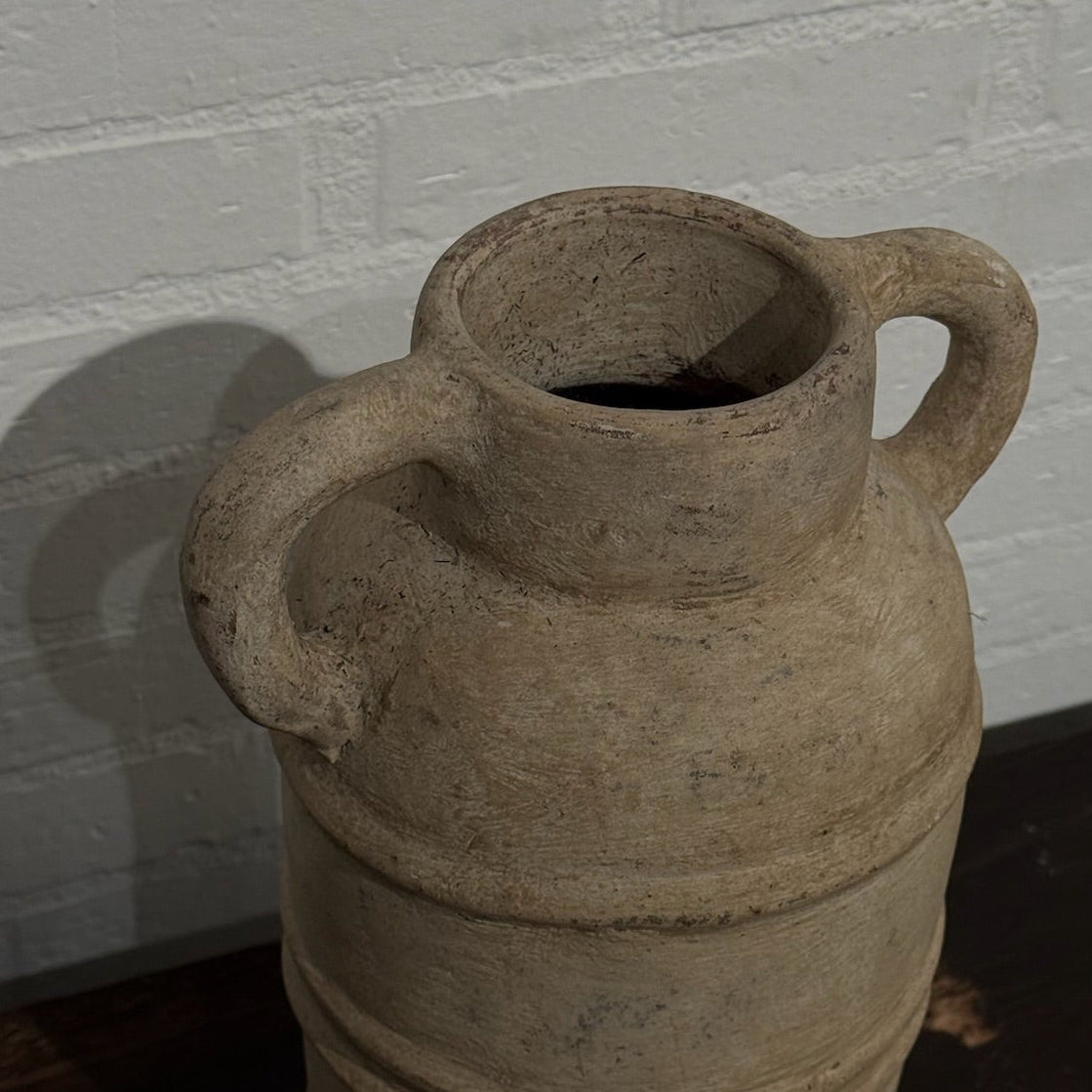 Jarrón de cerámica artesanal con asas