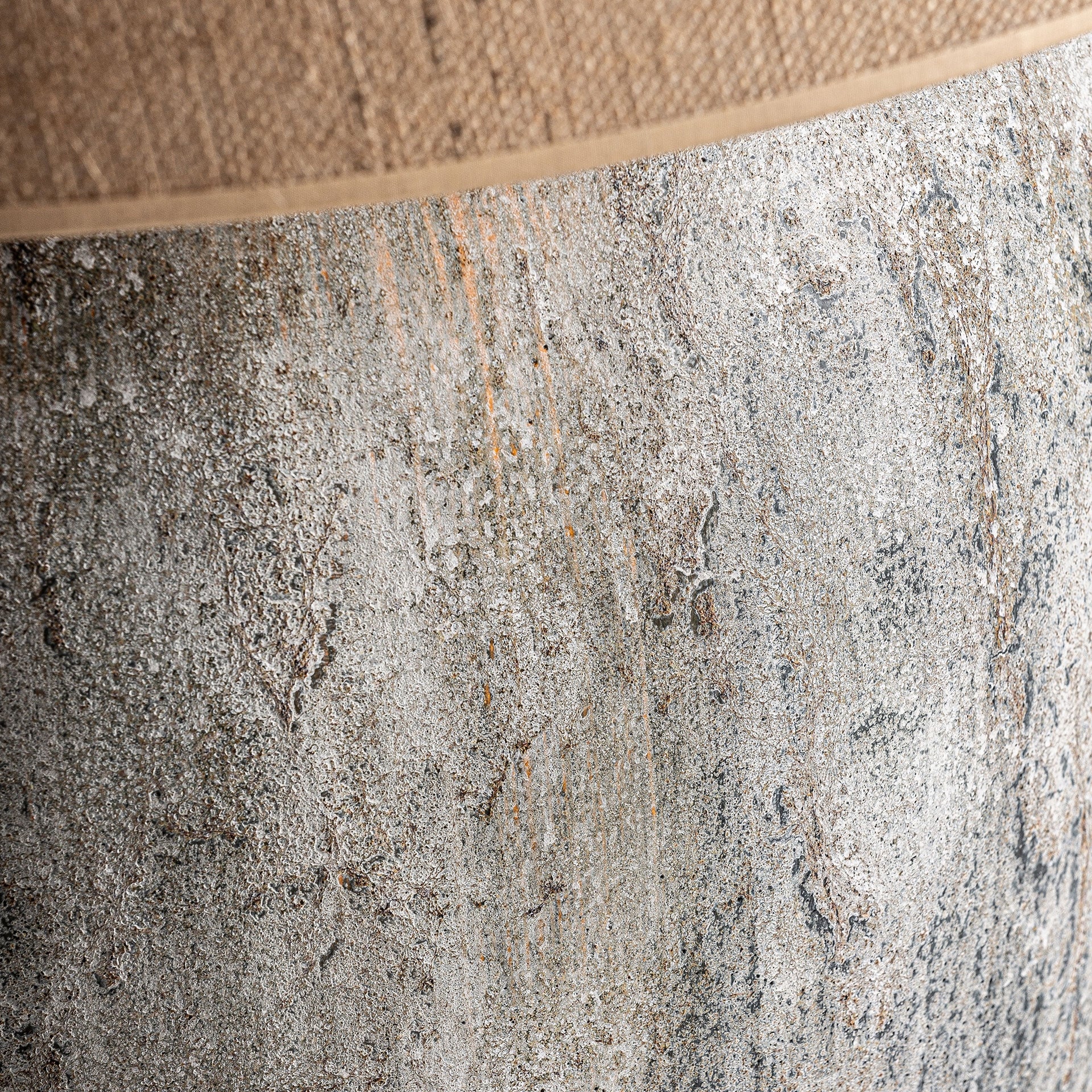 Lámpara de sobremesa de cemento y yute