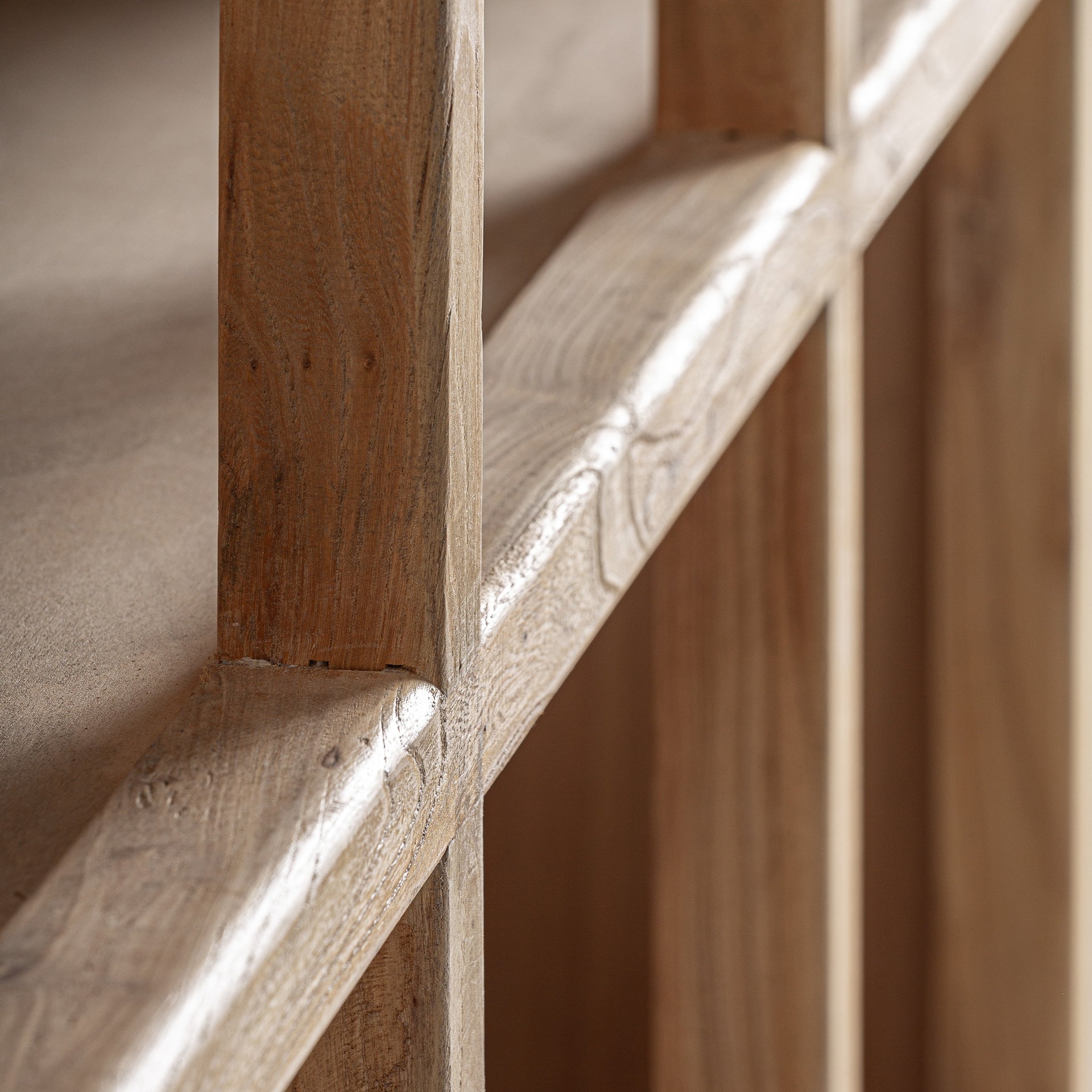 Librería de madera de olmo reciclado