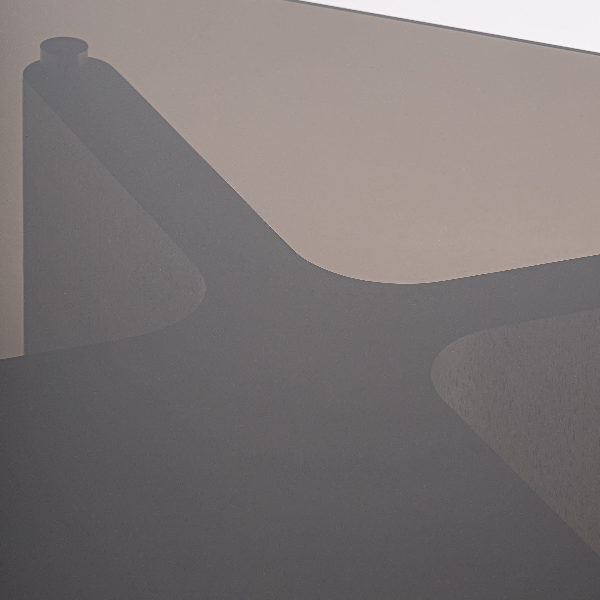 Mesa auxiliar de madera y cristal