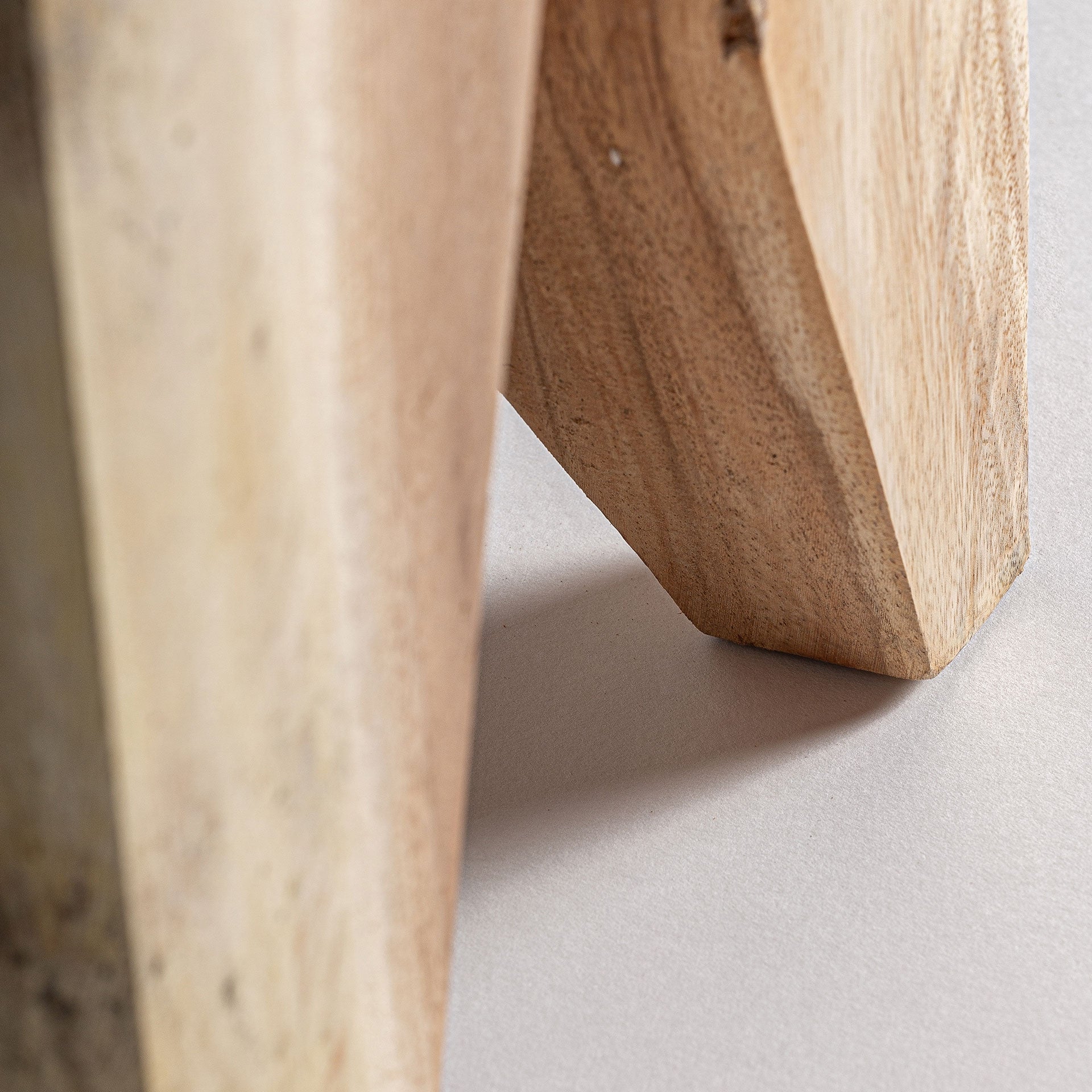 Mesa Auxiliar de Madera de Suar | Diseño Escultórico y Artesanal