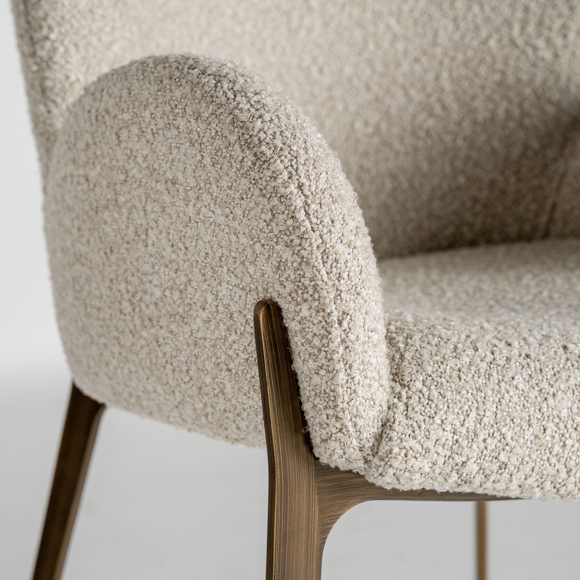 Silla tapizada beige con estructura en bronce desgastado