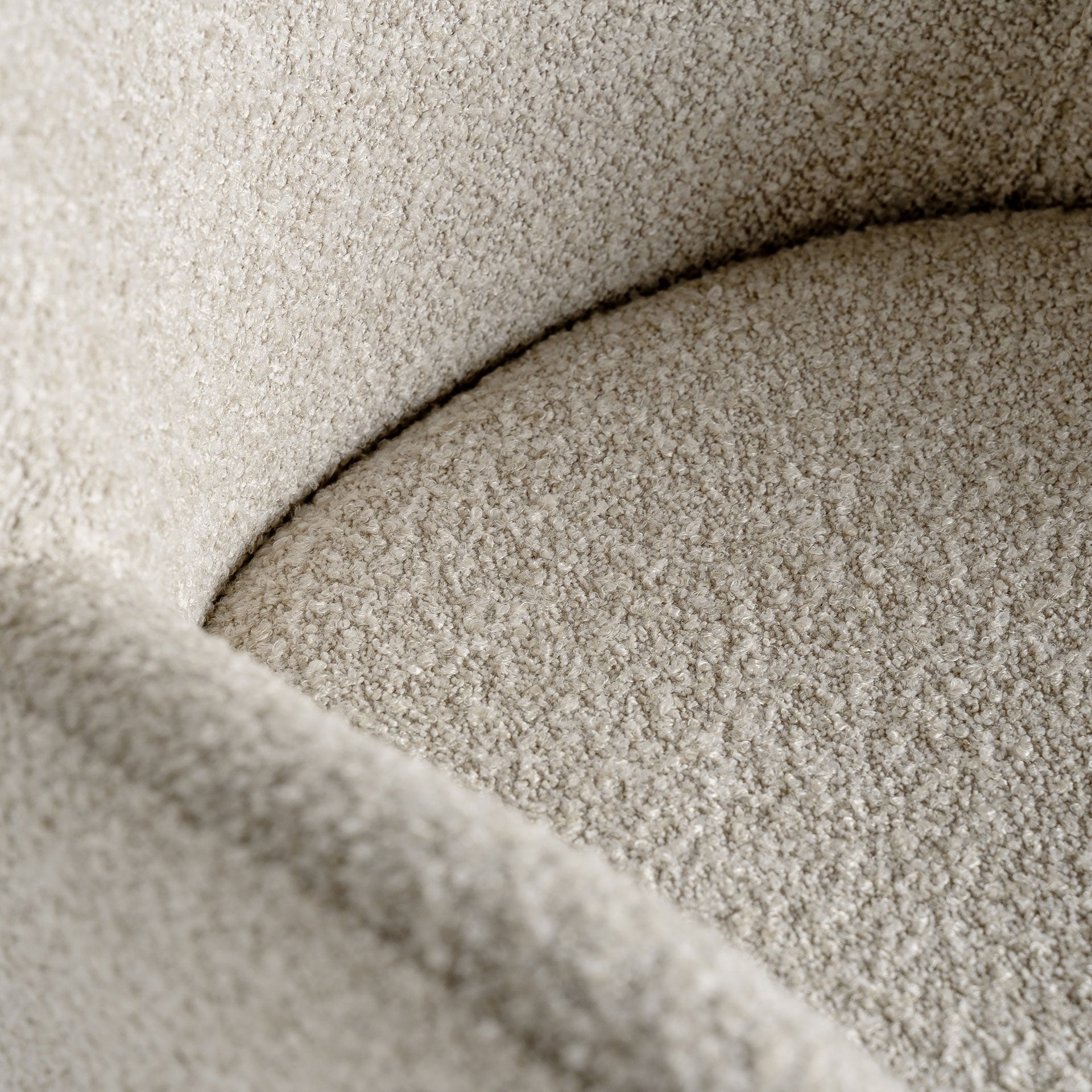 Silla tapizada beige con estructura en bronce desgastado