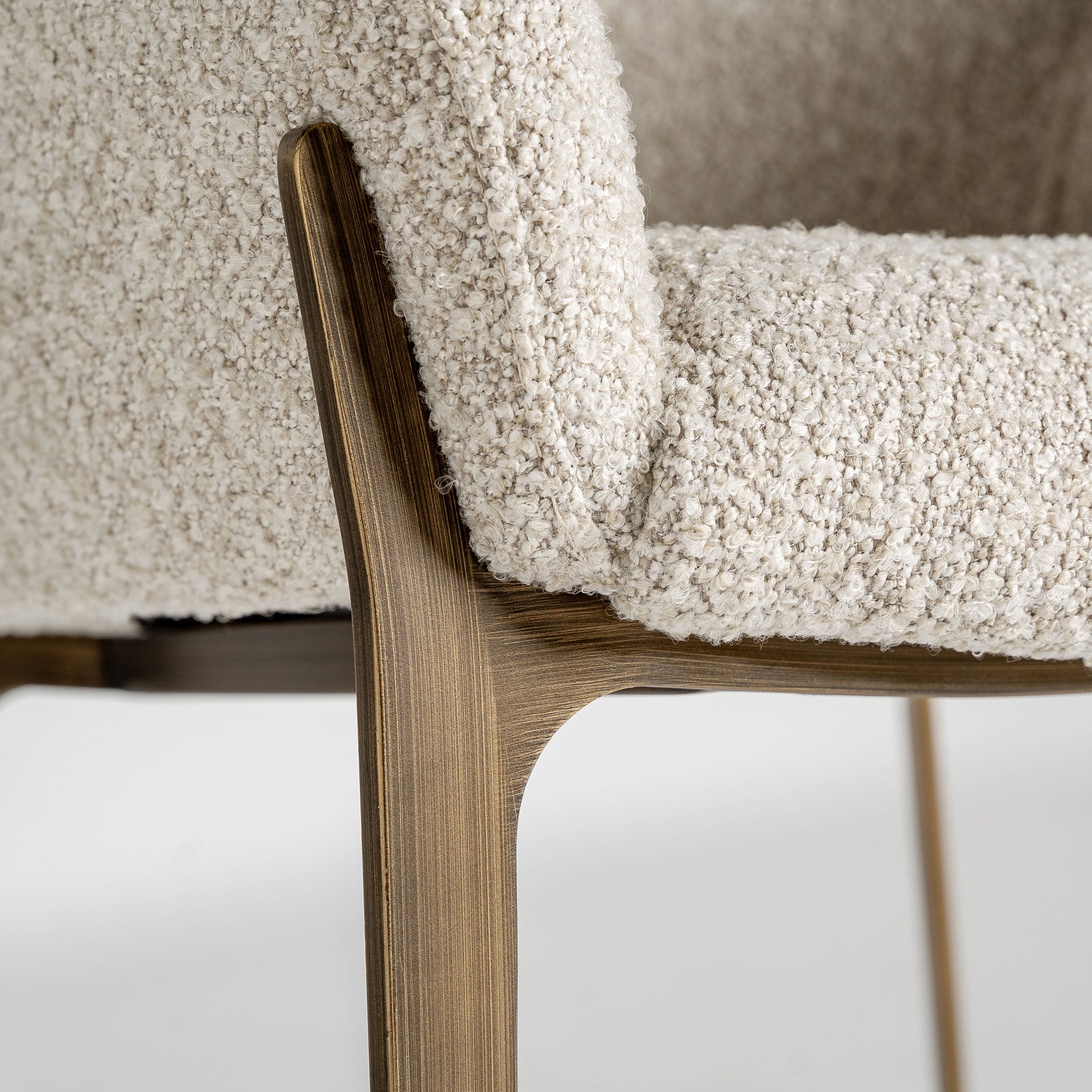 Silla tapizada beige con estructura en bronce desgastado