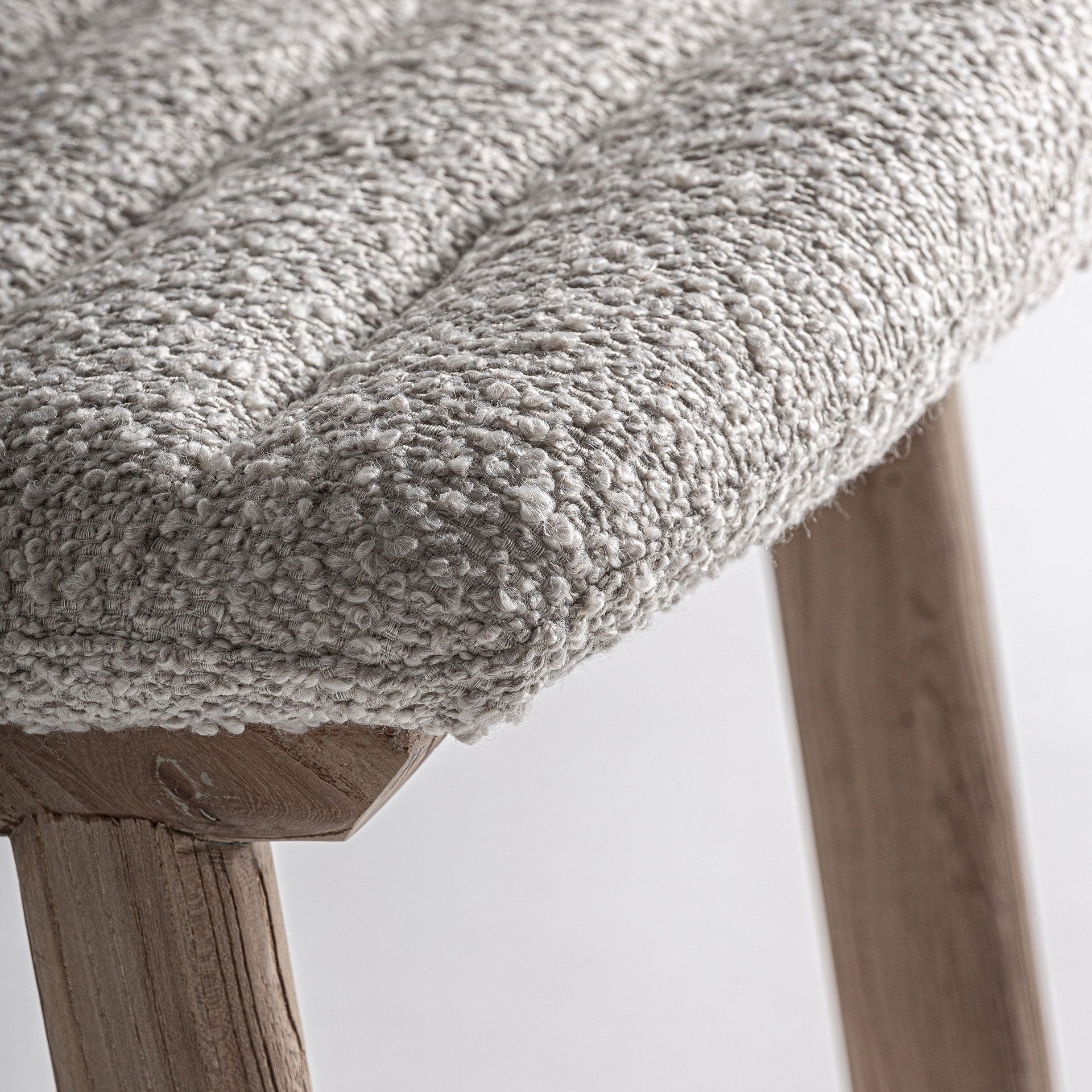 Silla de madera de olmo y tapizado beige
