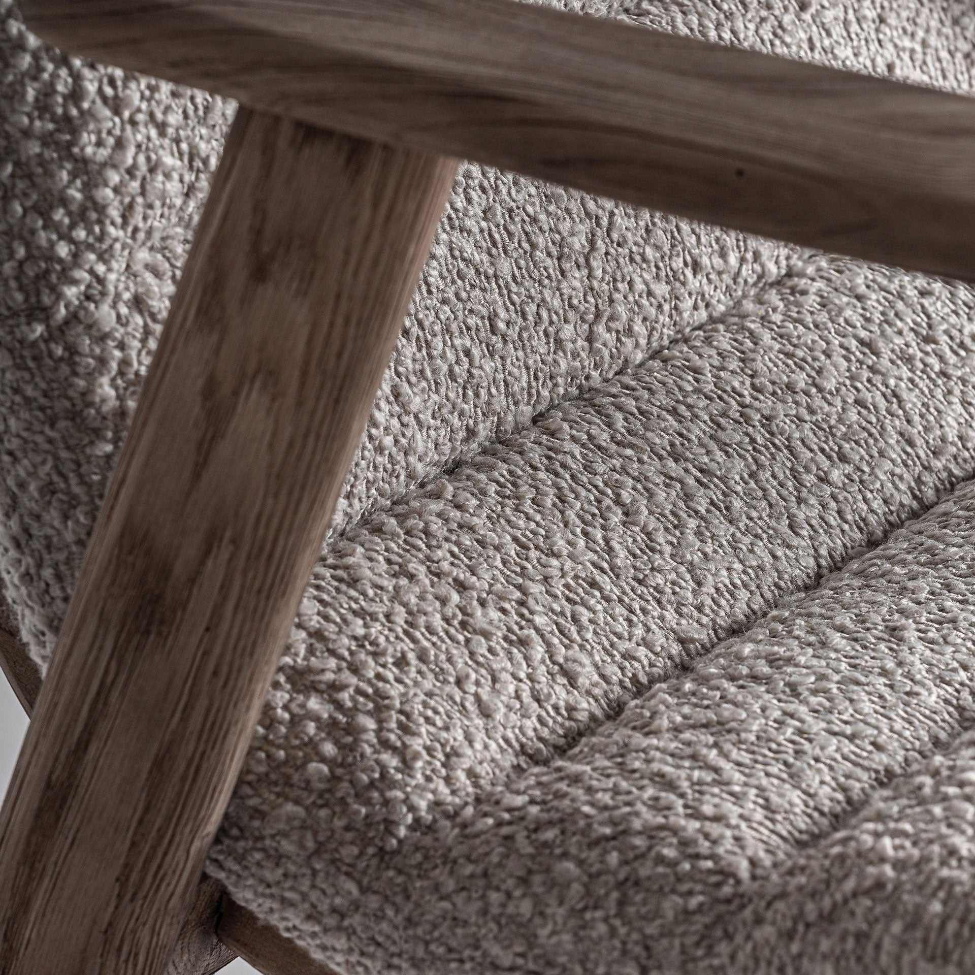 Silla de madera de olmo y tapizado beige