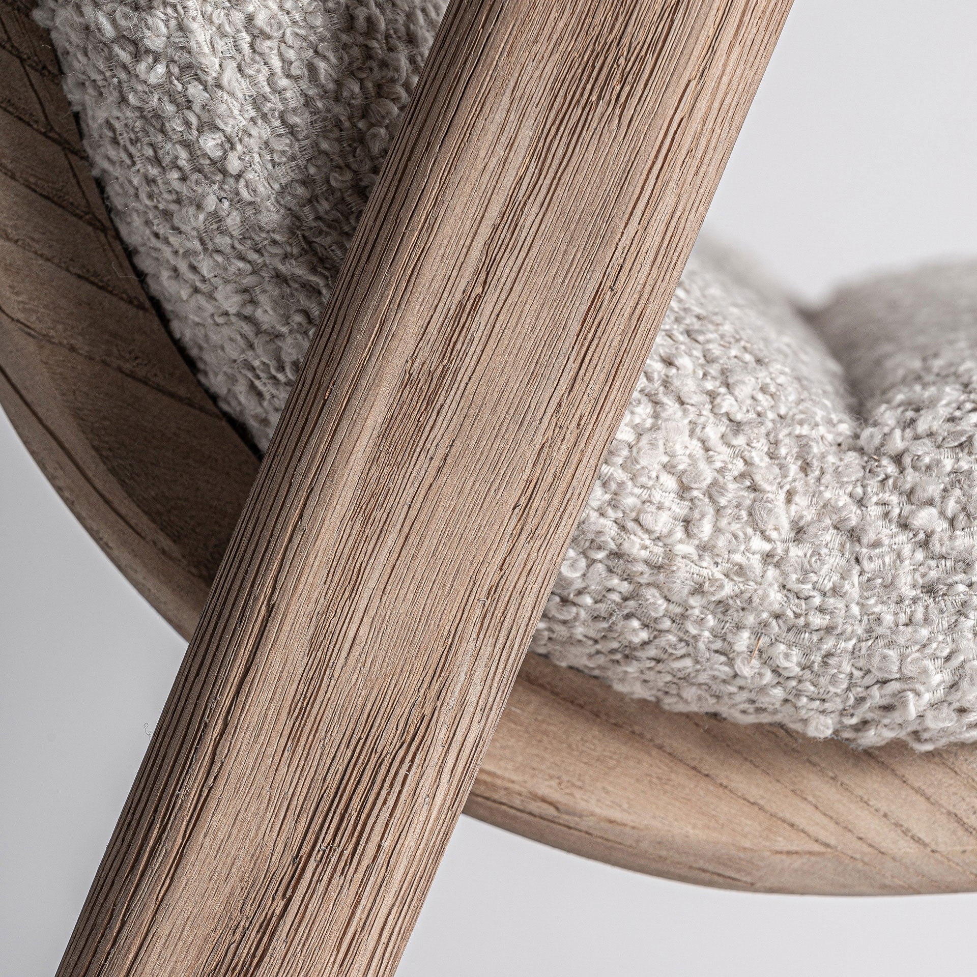 Silla de madera de olmo y tapizado beige